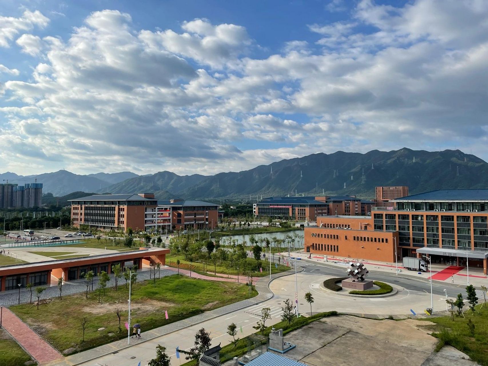 广东建设职业技术学院(清远校区)  我们学校是位于清远职教城中的其中