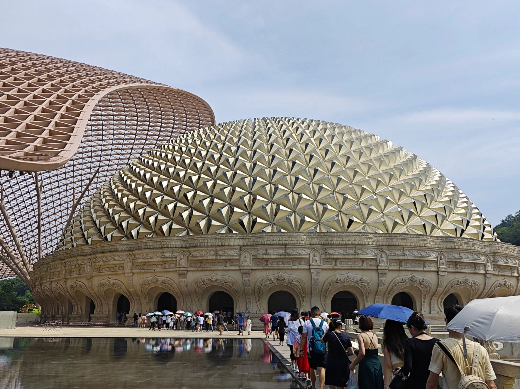 大报恩寺主要是遗址(一些土),一个琉璃门,阿育王塔,没有什么其他东西