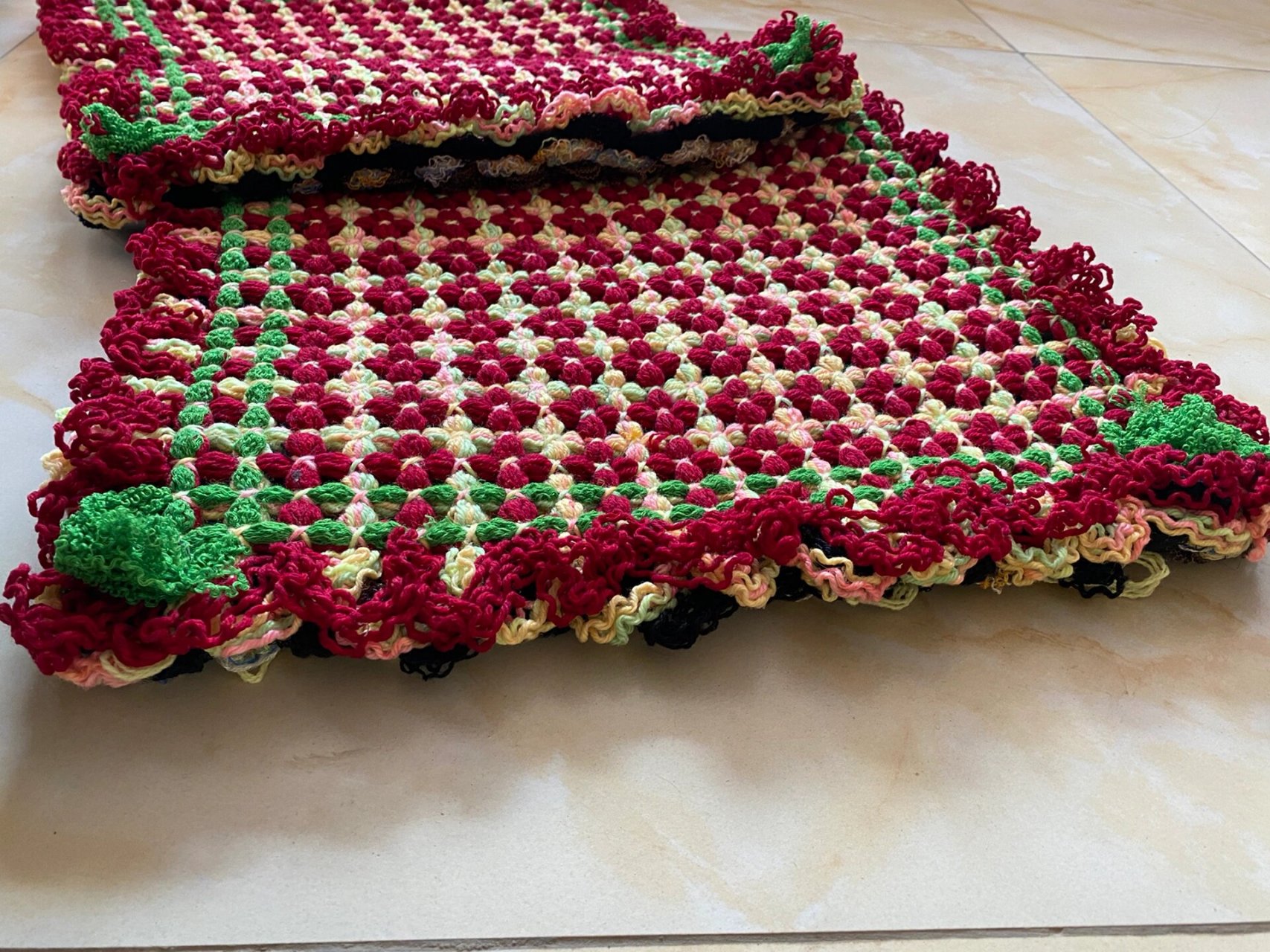 纯手工纯毛线坐垫 纯手工纯毛线坐垫,尺寸不同,有50*50,40*40,30*40不