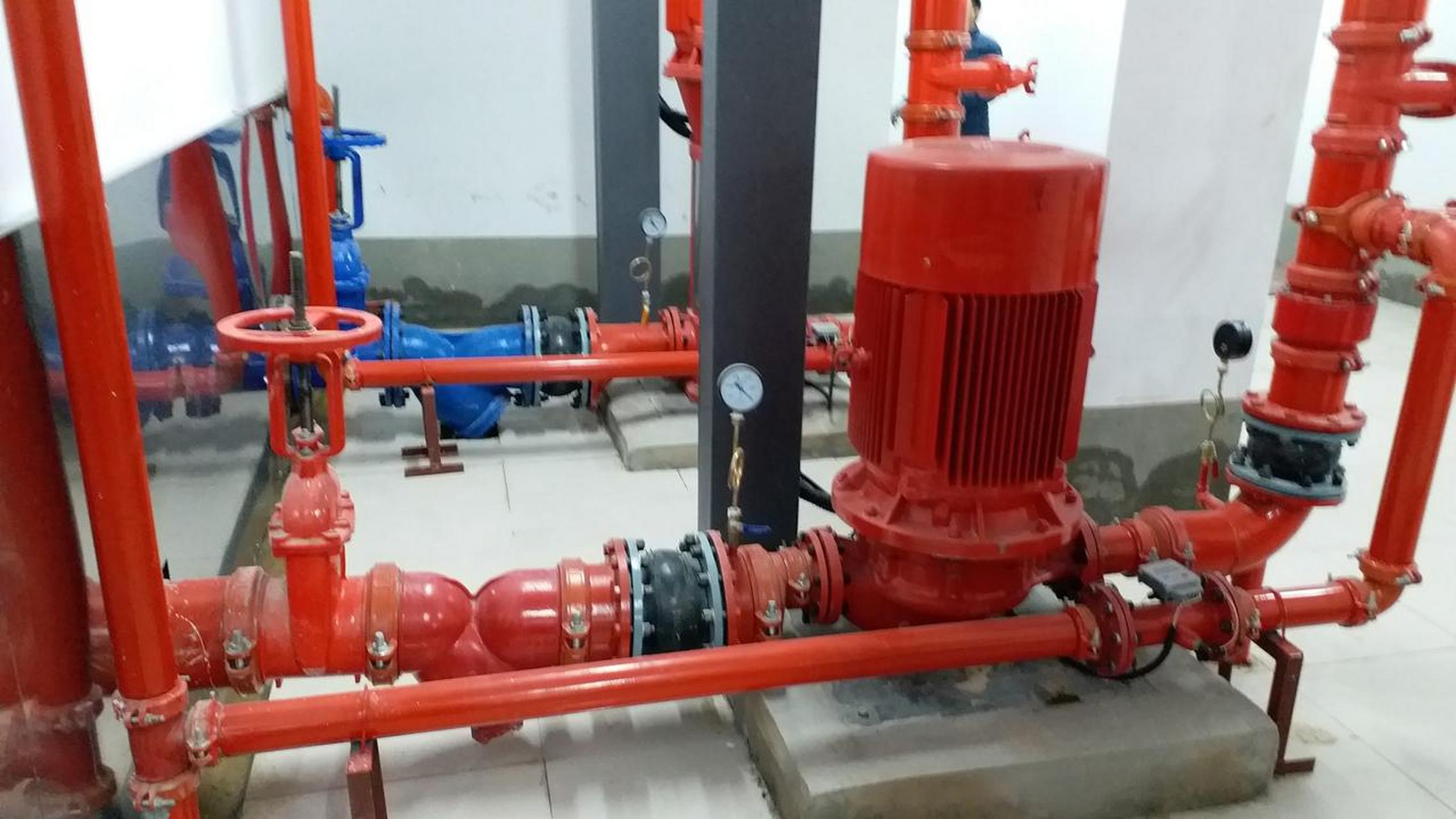 这是一张消防泵的安装图 大家看看其吸水管和出水管上设置的压力表