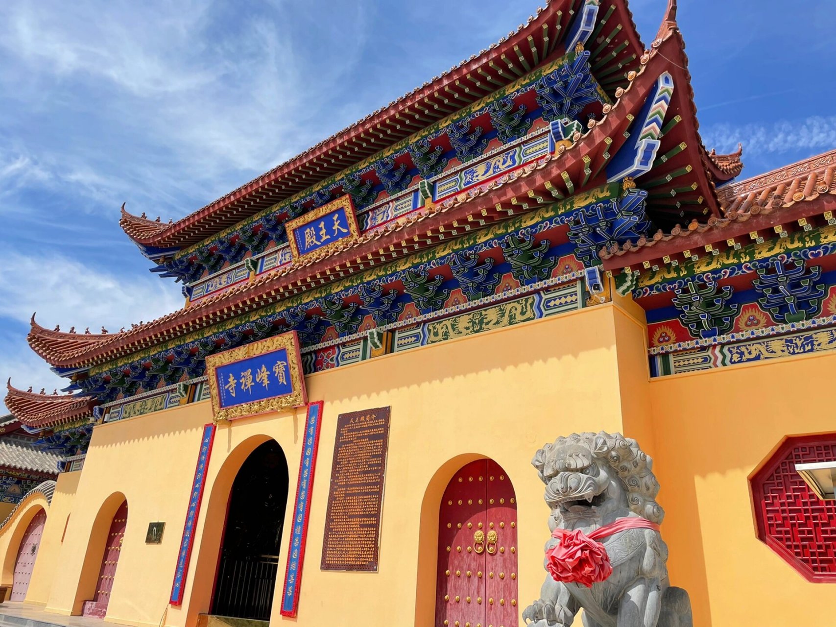 赤峰市宝峰禅寺 内蒙古的秋天的蓝天白云是最好的背景,无滤镜原图直出