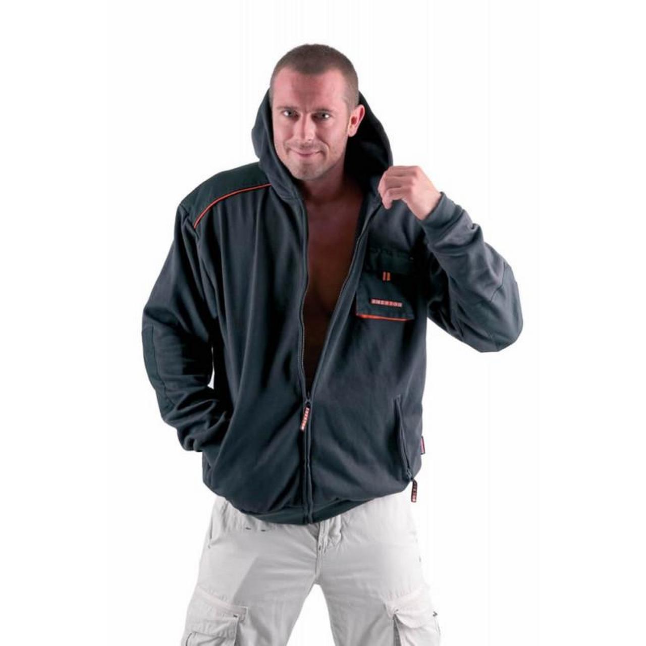 pavel novotny(帕维尔·诺沃特尼)近日在模特网站上出现,他如今跟妻子