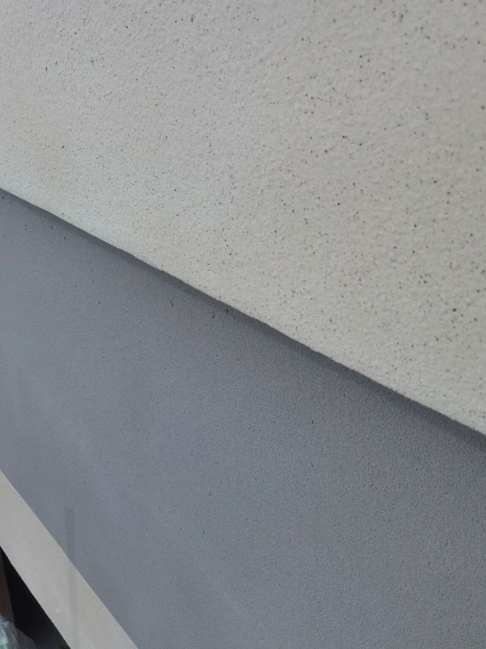 白色真石漆感觉翻车了,有点黄 白色是谋邦01号色,是色卡上最白的 上墙