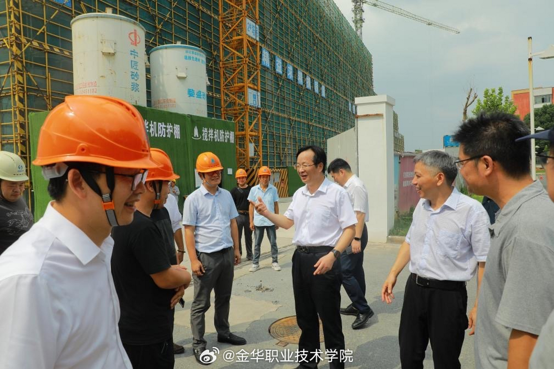 走访一线# 学校党委书记王振洪,校长梁克东带队深入暑期改造修缮项目