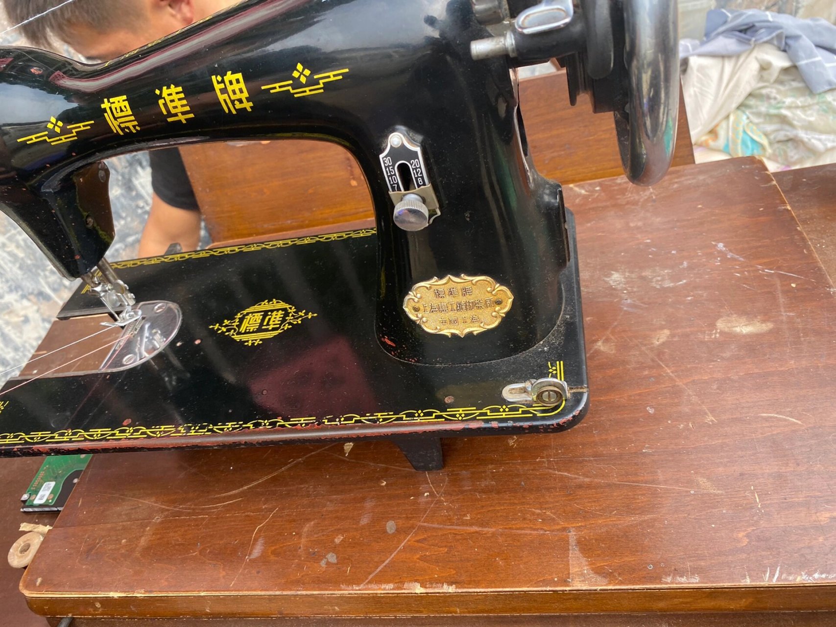 到一台70年代的缝纫机,有很高的收藏价值, 一台70年代的上海牌缝纫机