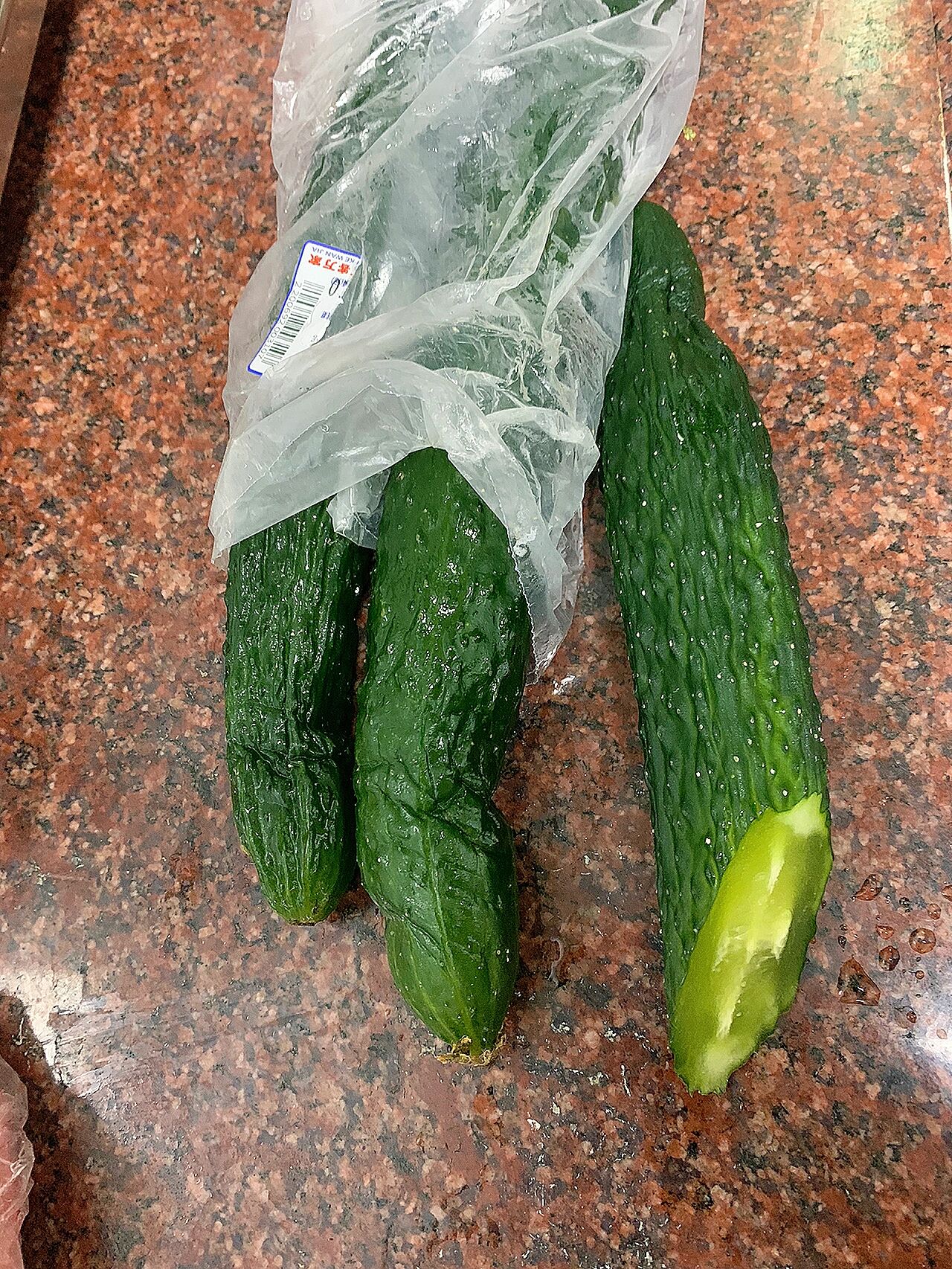 家人们 黄瓜被冻蔫了 还能吃吗