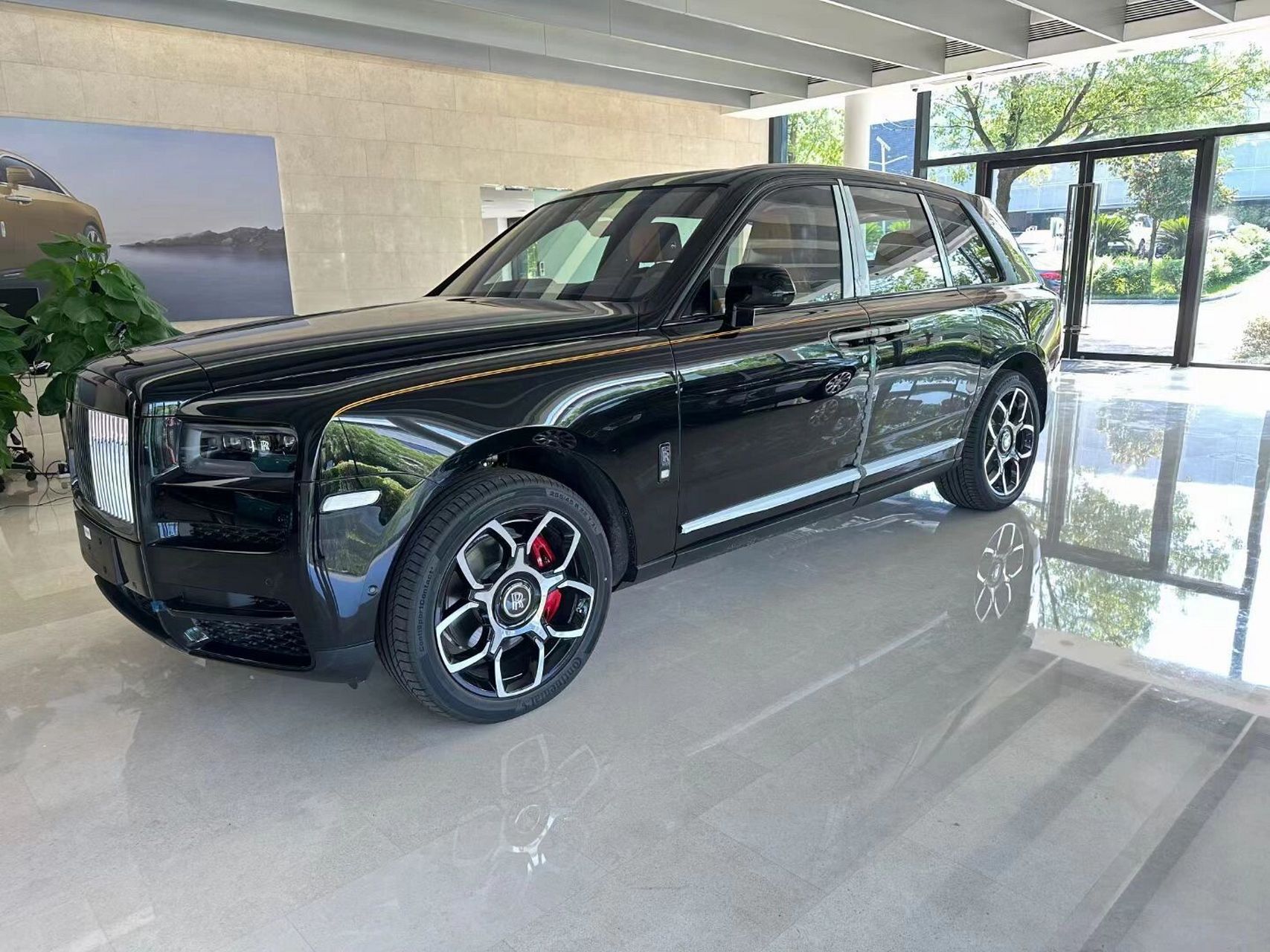 9723款劳斯莱斯 库里南bb 外观:钻石黑 内饰:锻造黄 选配:双腰线 4