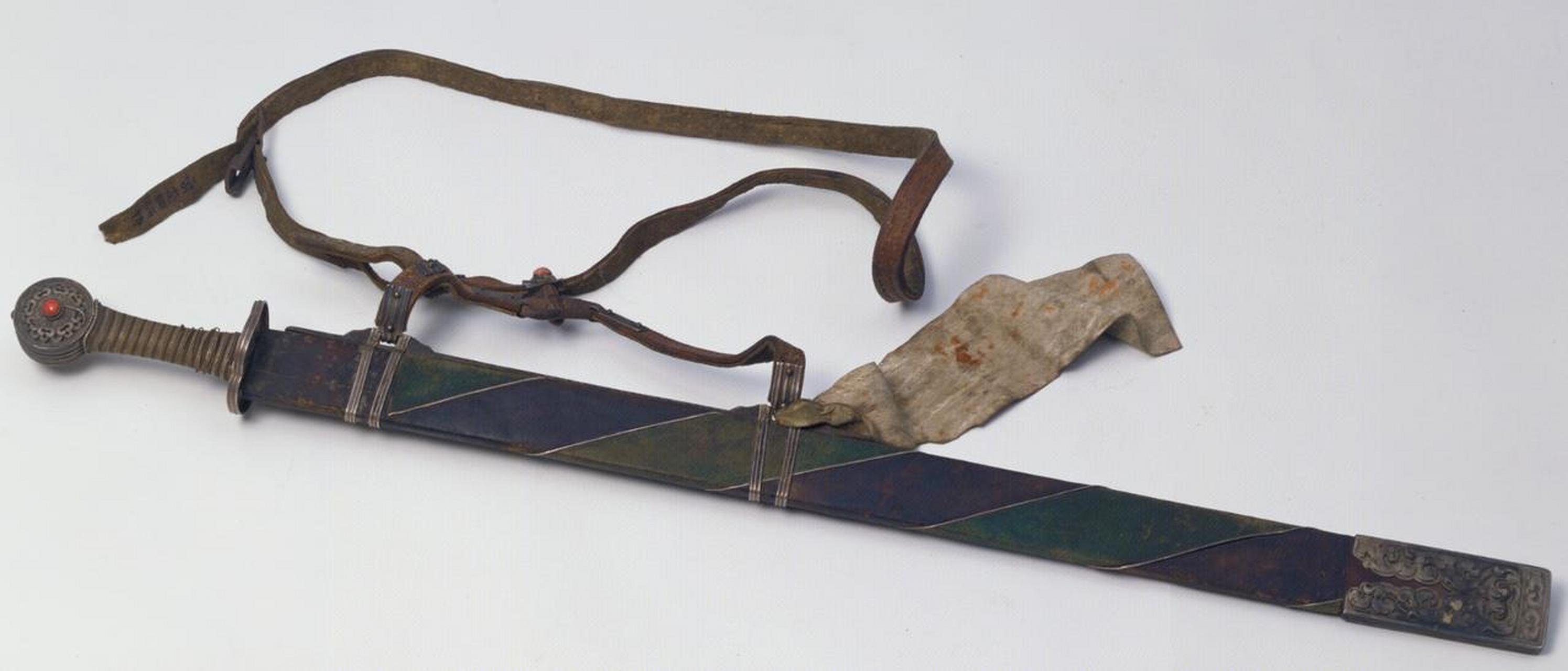 清宫旧藏之明末土尔扈特腰刀,通长85厘米.   刀柄头银质,圆形.