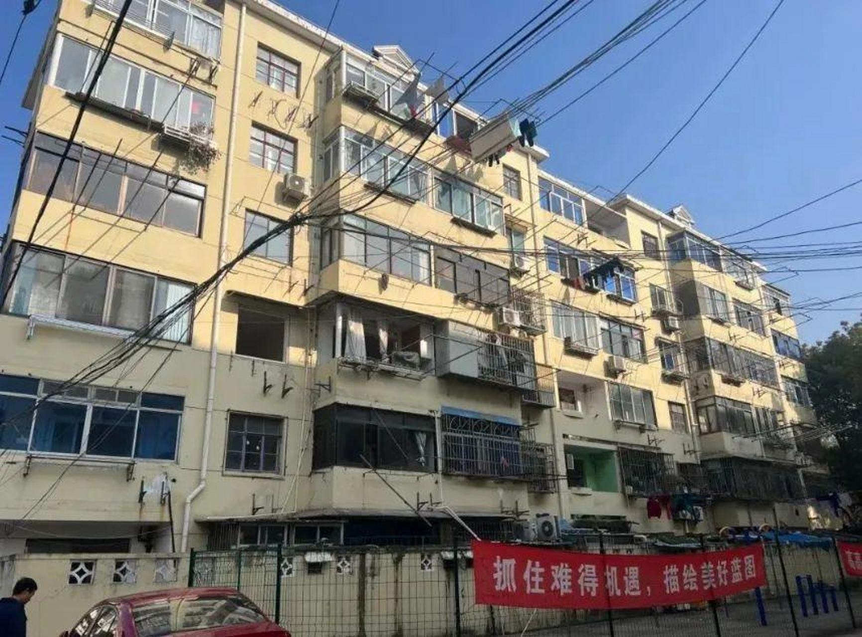 1月11日,徐汇区华泾镇正式启动了跃进新村腾地搬迁居民签约工作,48户