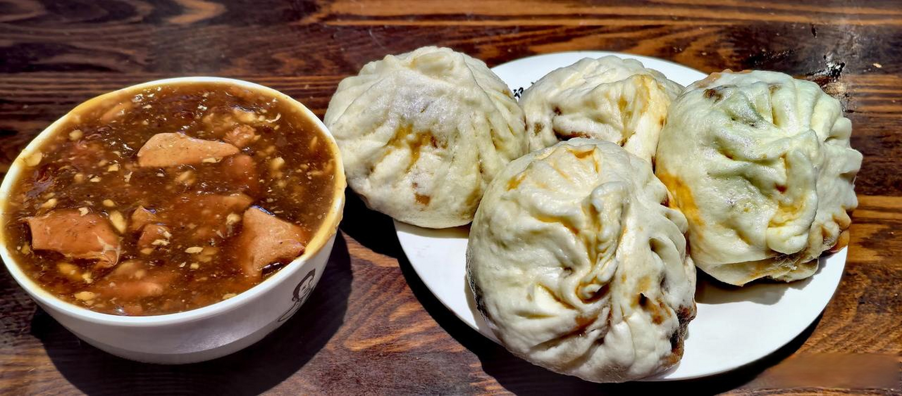 去往墨池艺术中心的路上至少有100个馆子,选了炒肝包子,4个大葱猪肉