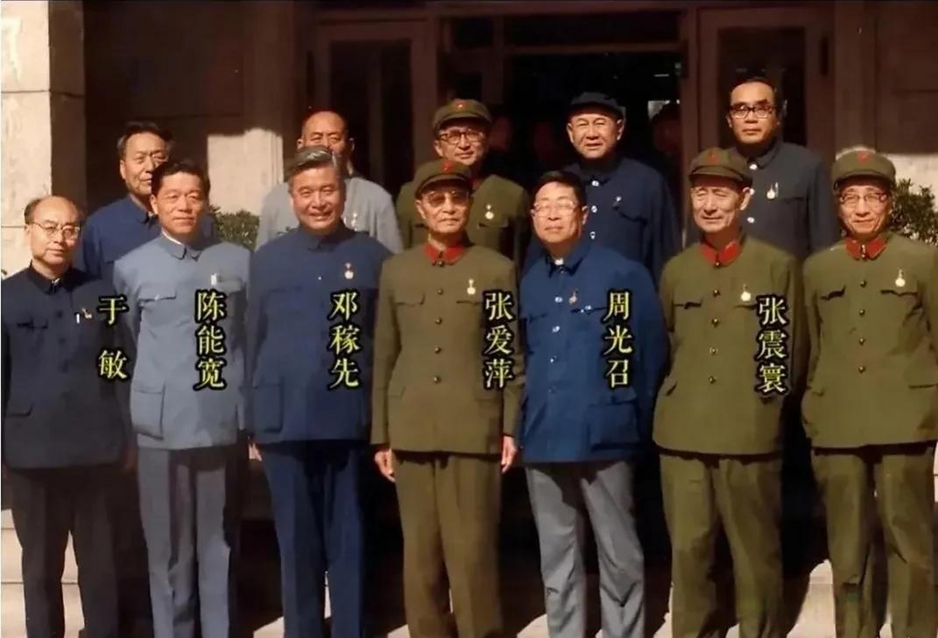 照片拍摄于1984年,张爱萍将军到九所视察,留下的一张珍贵合影,将军