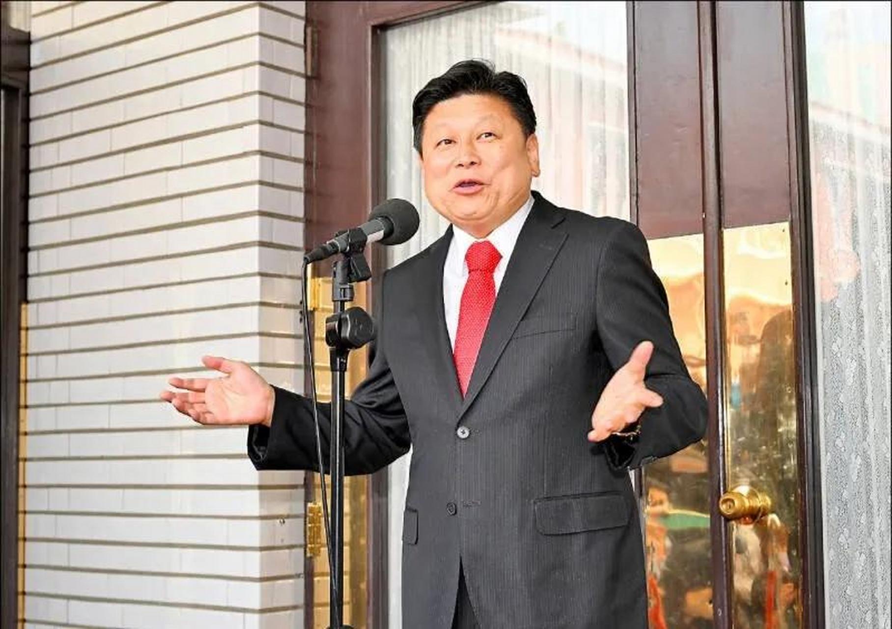 前花莲县长,现任蓝营"立委"傅崐萁被爆性骚"抱头亲女记者".