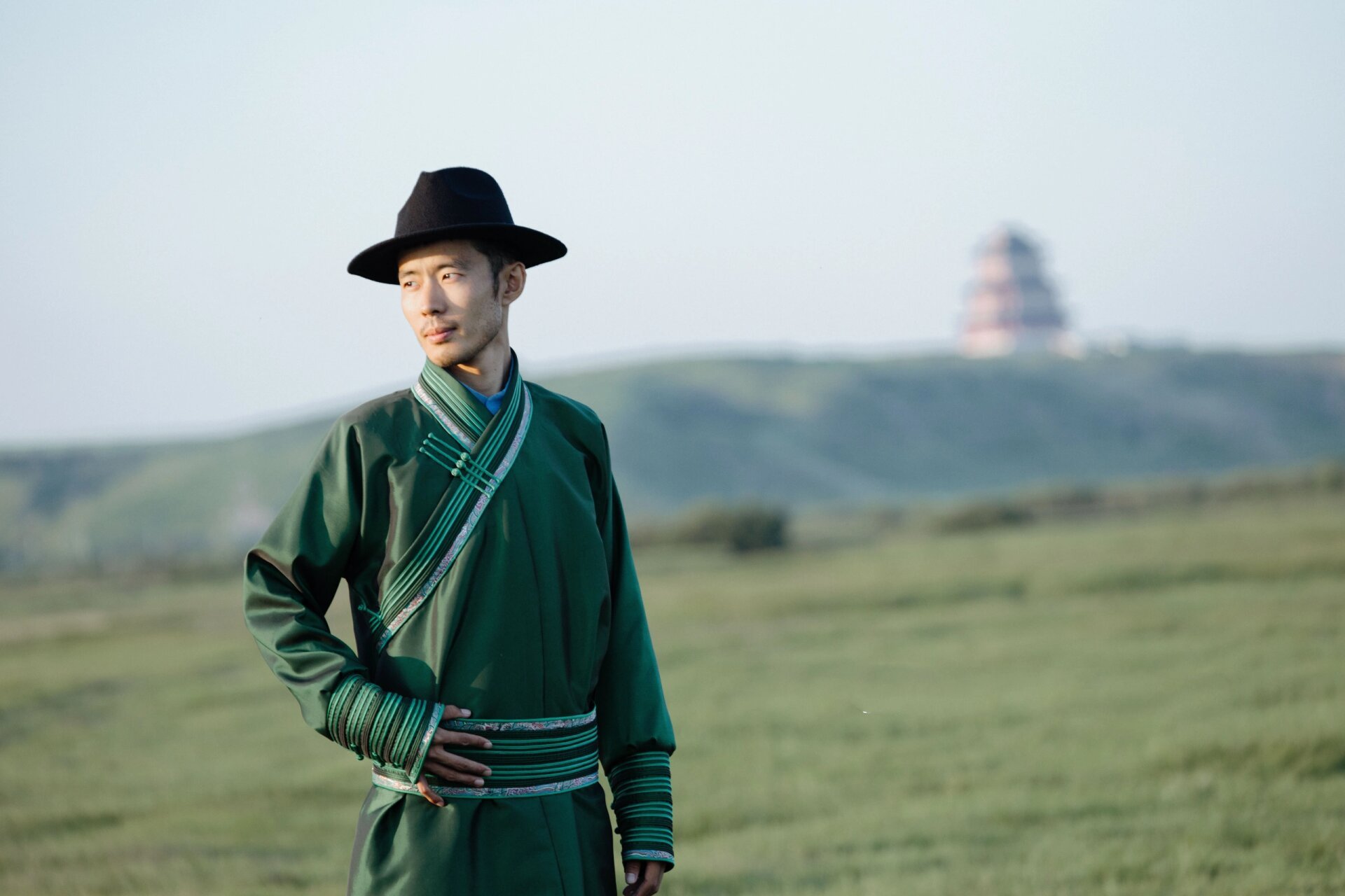 男人们蒙古袍的魅力你应该了解一下  男同胞们看过来,我们不能只做一