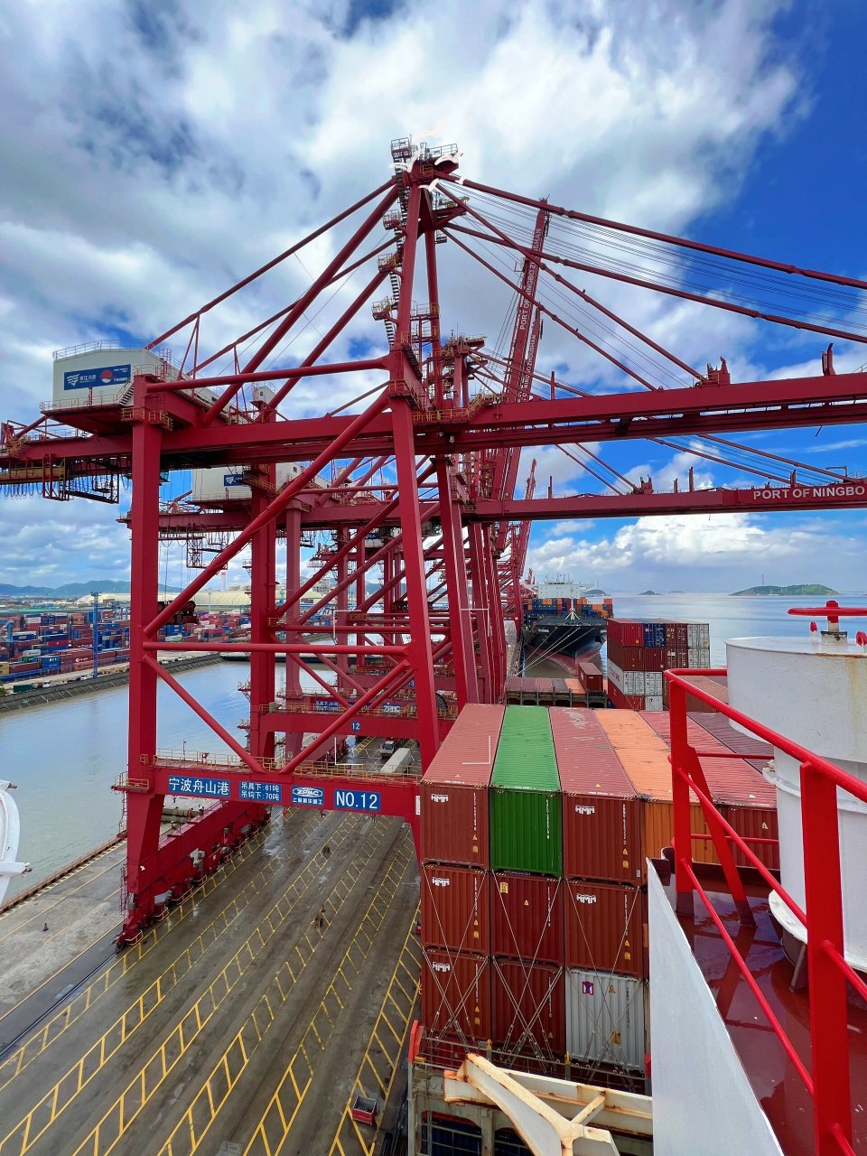 宁波舟山港 宁波舟山港三期码头,赶上了雷阵雨后的好天气.