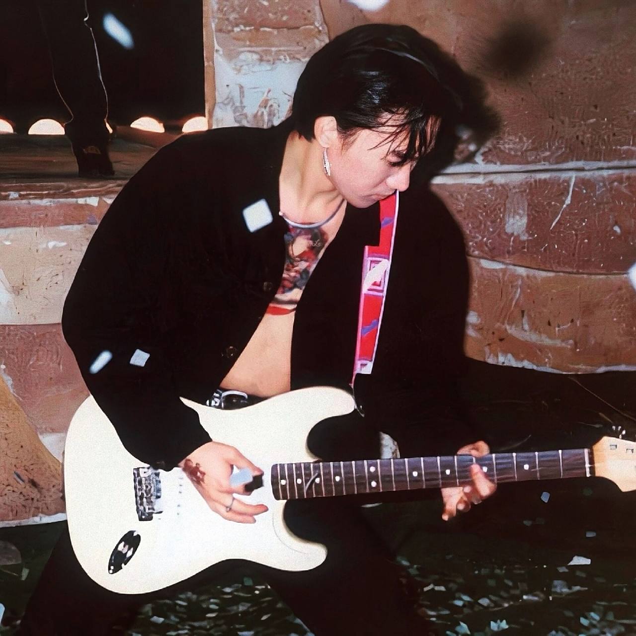 【自修】黄家驹头像 "蒙上眼睛,再也听不到人们那一天的嚎叫"