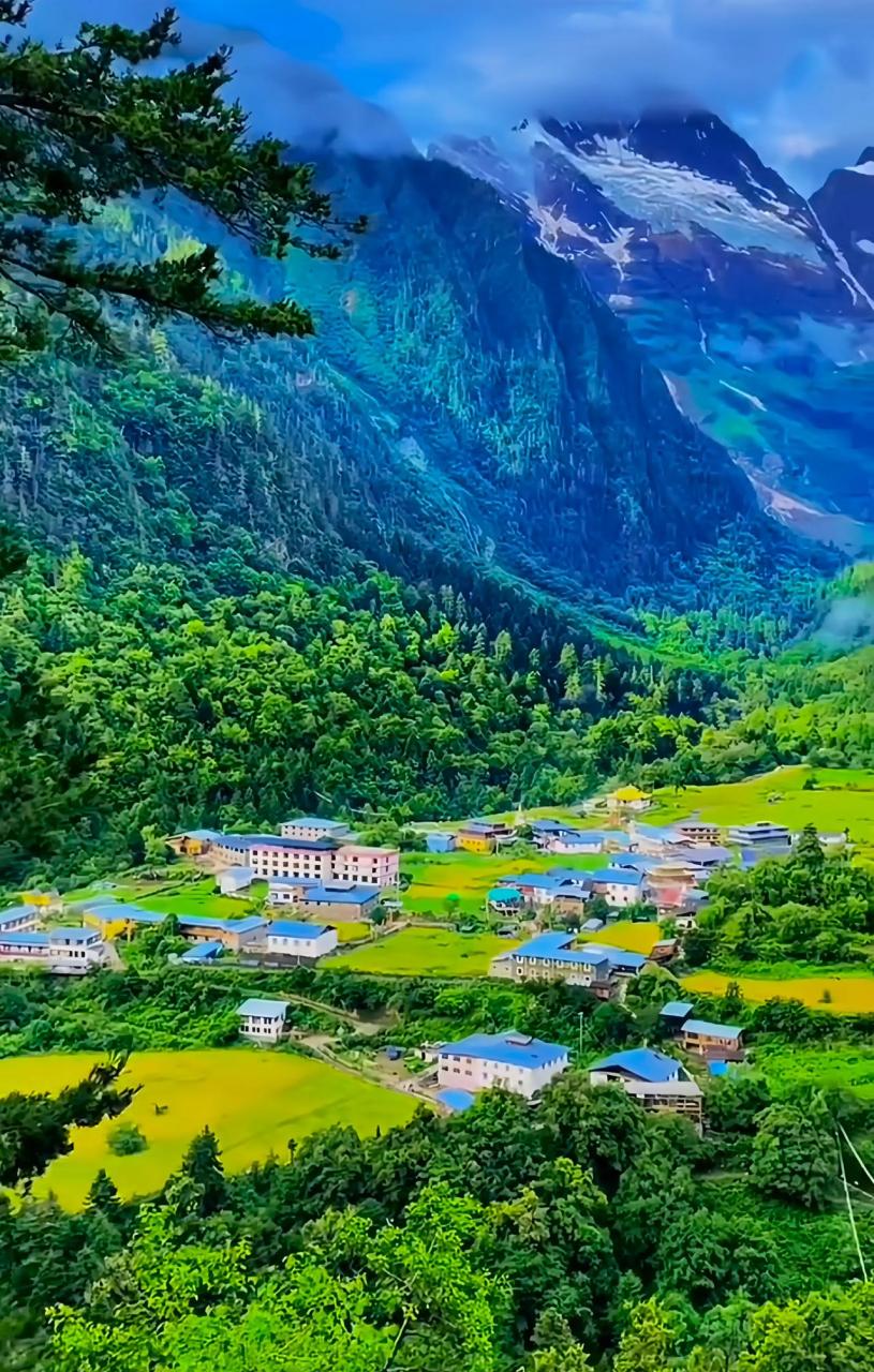 雨崩位于云南西北部,迪庆藏族自治州德钦县云岭乡.