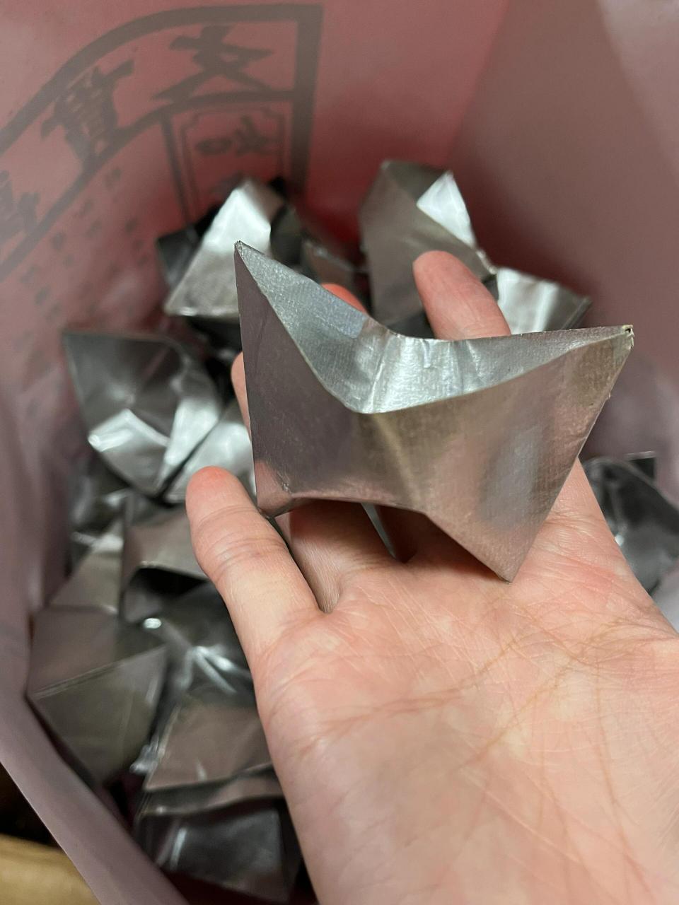 今天给您叠了1000个元宝 最近开始给妈妈叠元宝了 听说这种纯锡箔的纸