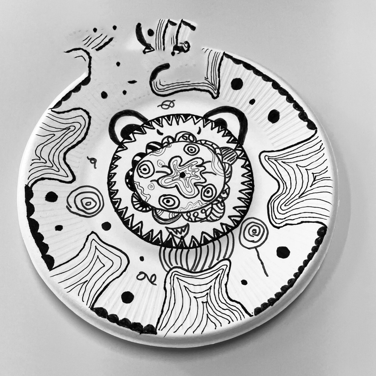 《漂亮的挂盘》点线面|黑白盘子画 孩子们的作品,点线面装饰盘子画,不