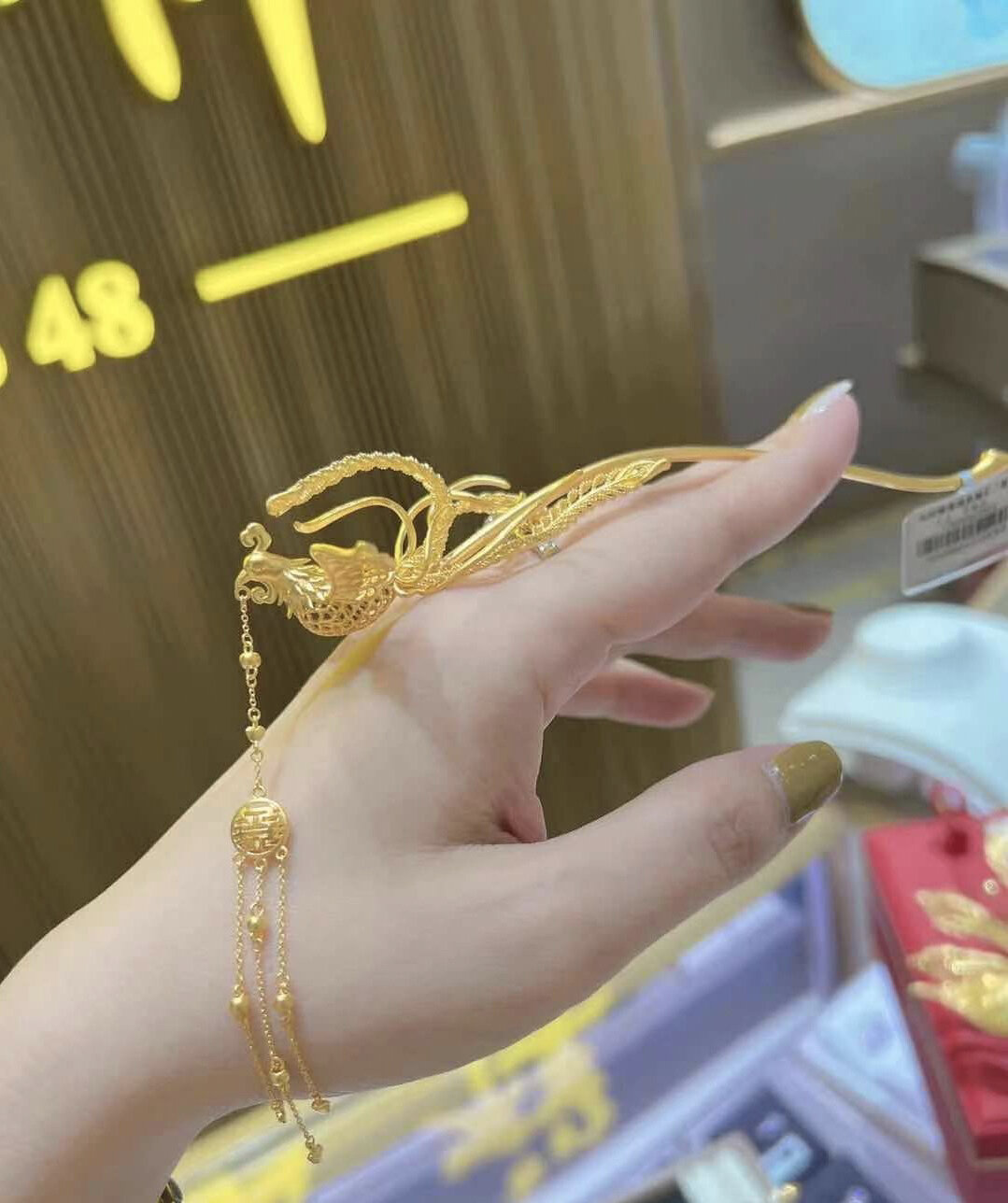 老凤祥凤钗 凤钗寓意  ,凤光霞帔 十里红装,只为你 凤凰展翅高飞,遇