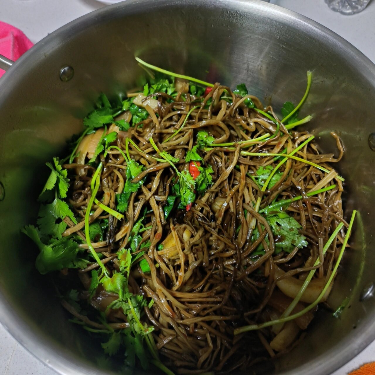 地瓜梗咸菜 冬日美食 东北人特别喜欢做的小菜,配上米饭,粥,别提多