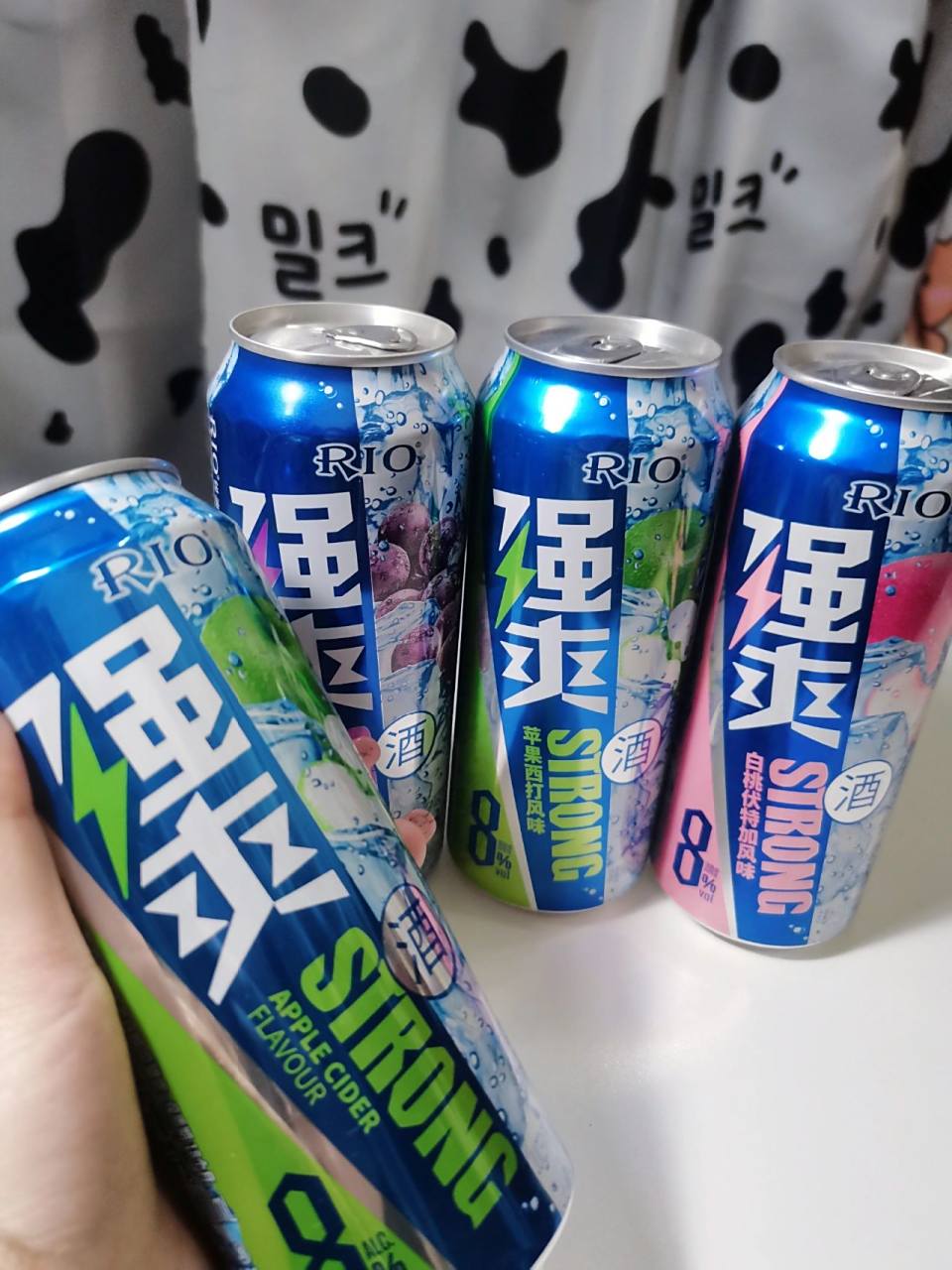 想喝啤酒,但又怕度数太高 经小姐妹推荐,尝试了果味啤酒90 rio的强