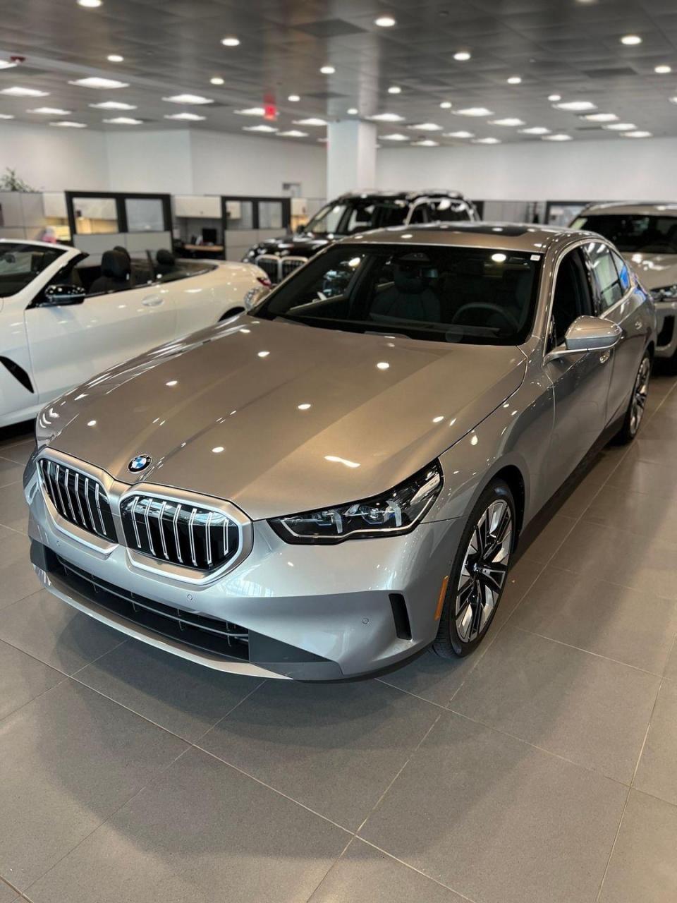 全新宝马5系豪华套装香槟色.