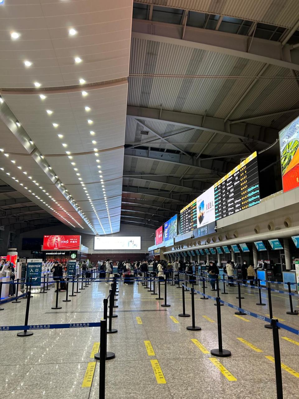 飞机上基本坐满了,不过排队安检,登机的时候人与人的间距做不到相隔一