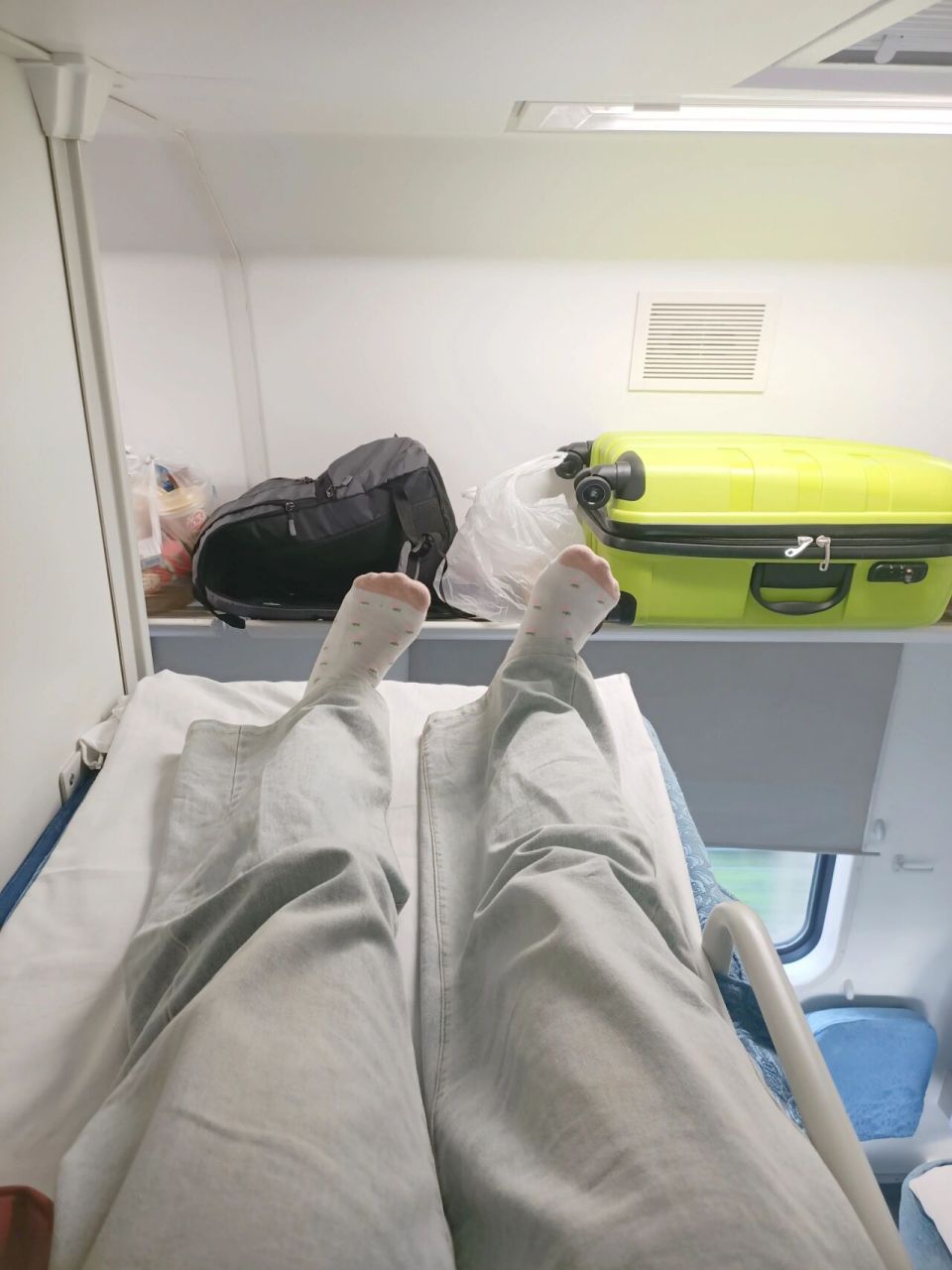 火车硬卧上铺女生 一开始很担心21个小时坐上铺很不舒服,今天试了一下