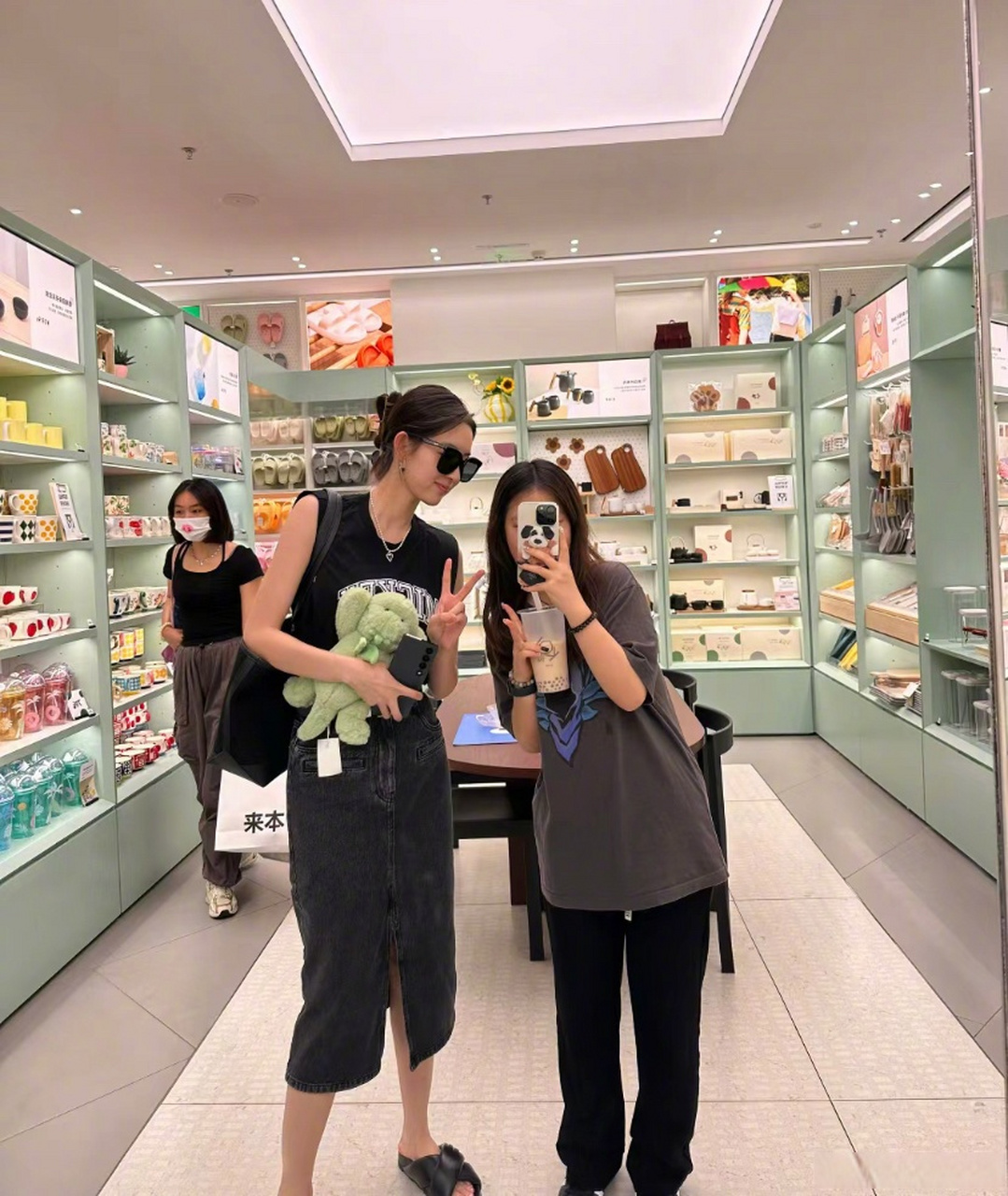 之前看到说王玉雯真实身高176的我还不信,看到和粉丝合影,平底拖鞋