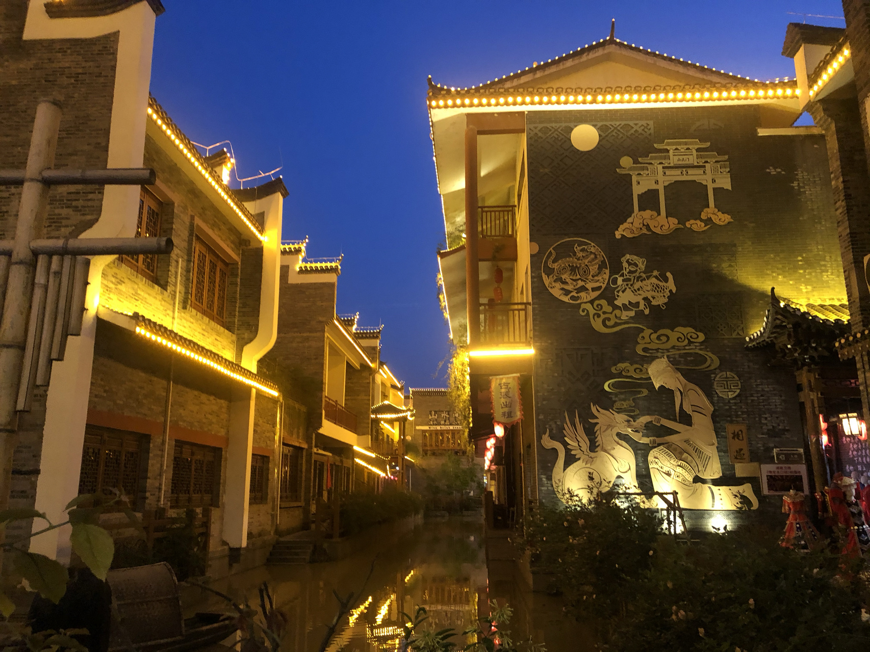 中国爱情小镇 地点:江华瑶族自治县水口镇 单独去门票是40元/人 ,10人