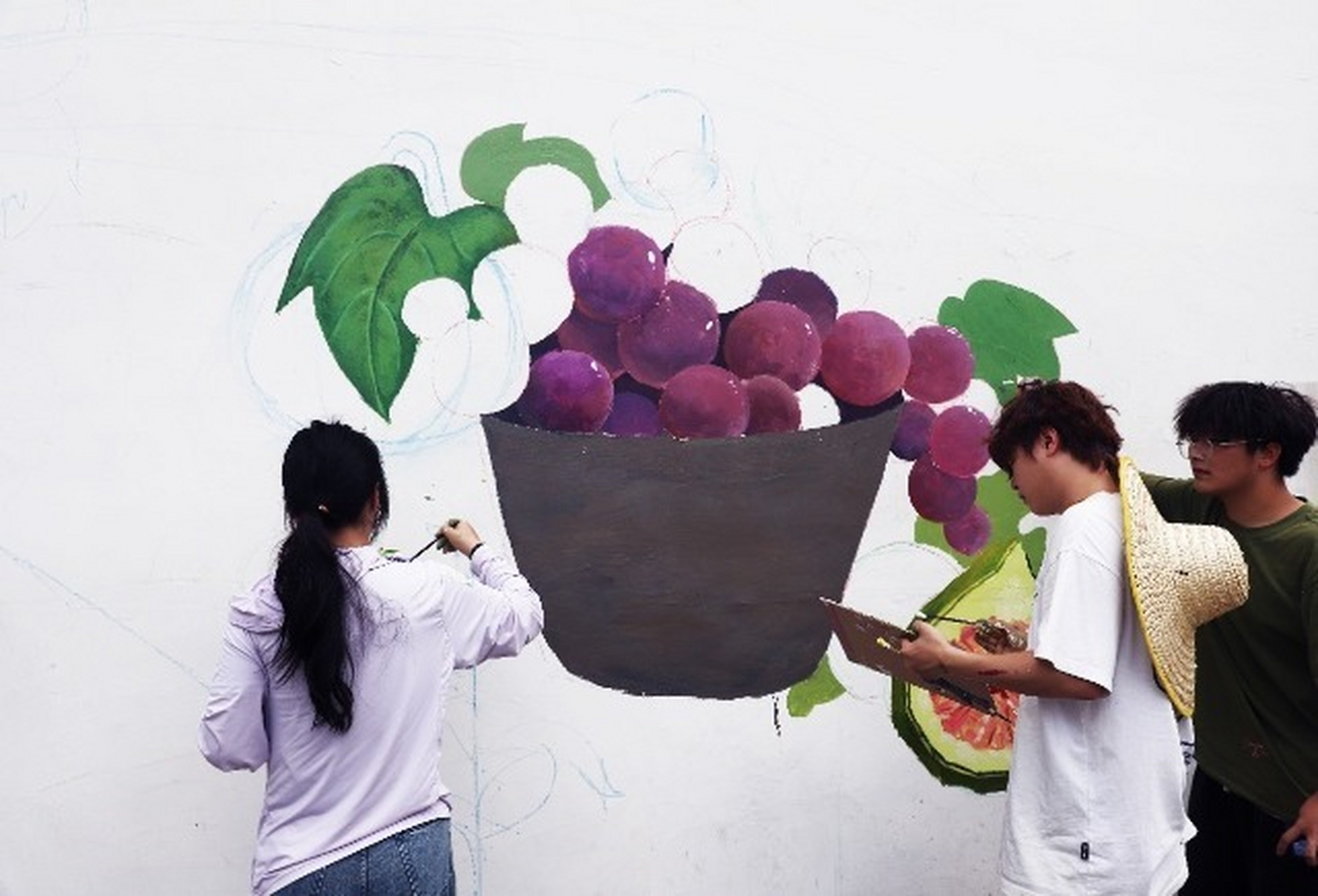 【南华大学学子艺术墙绘扮靓美丽乡村】  "好看!好看!