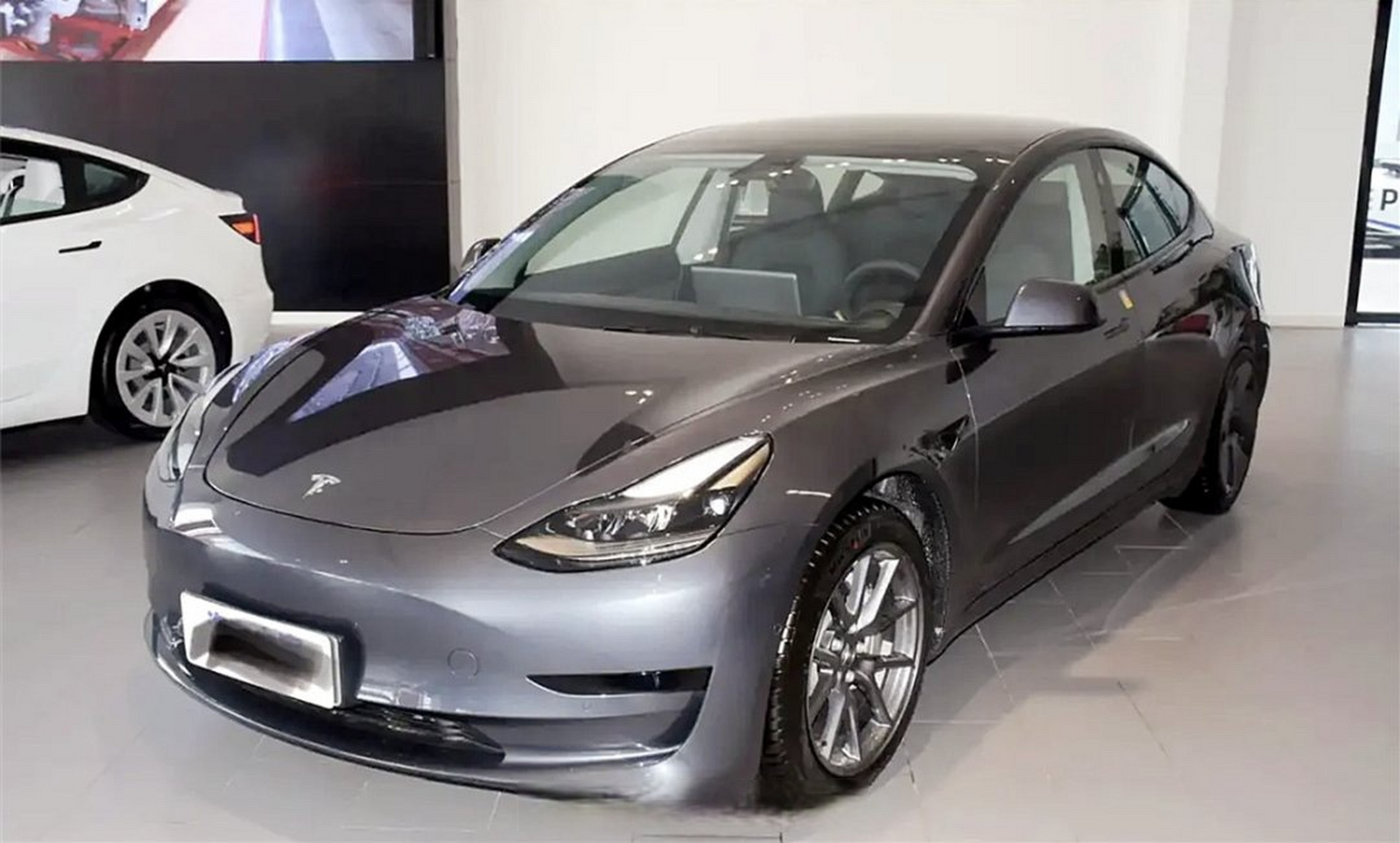 今日,网上出现了一张疑似海外新款特斯拉model 3的谍照.