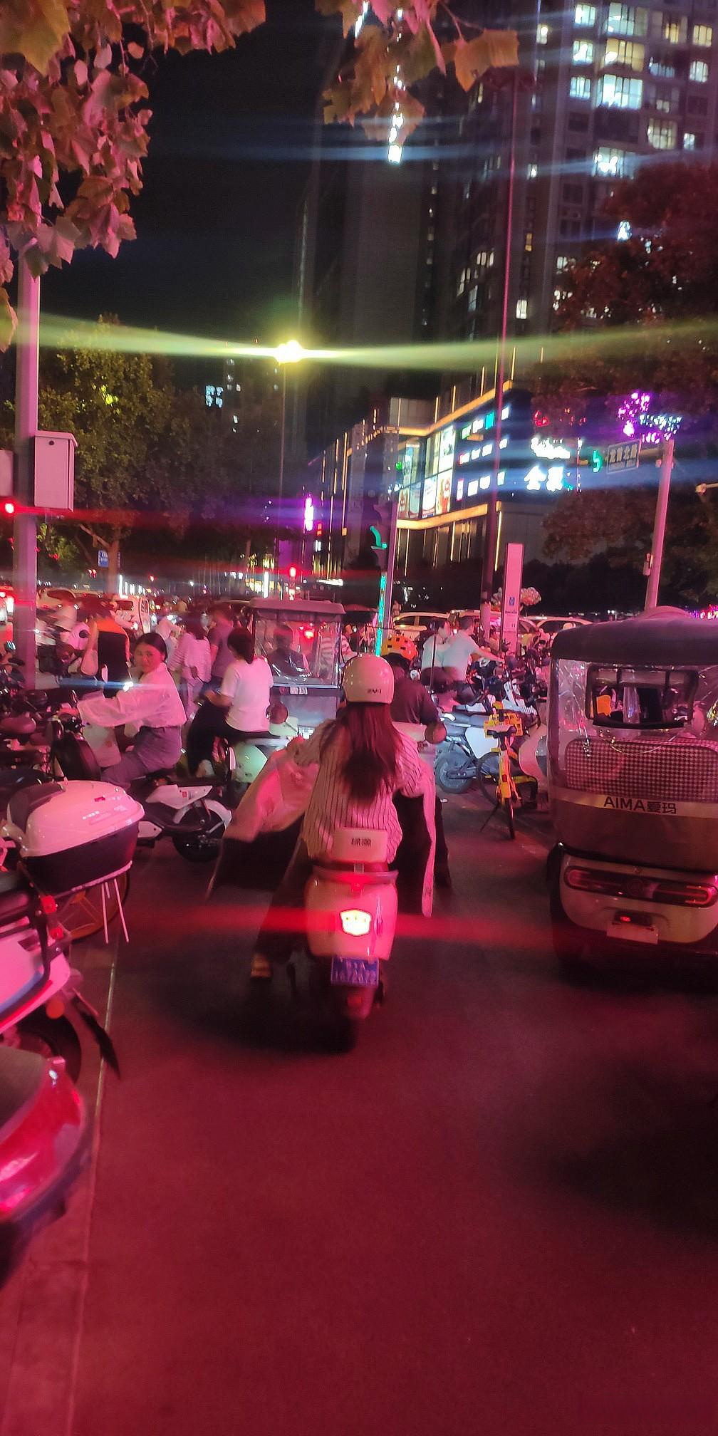 有不少专门来这块寻找美食的人,沿街大店,路边小摊,流动餐车交织在一