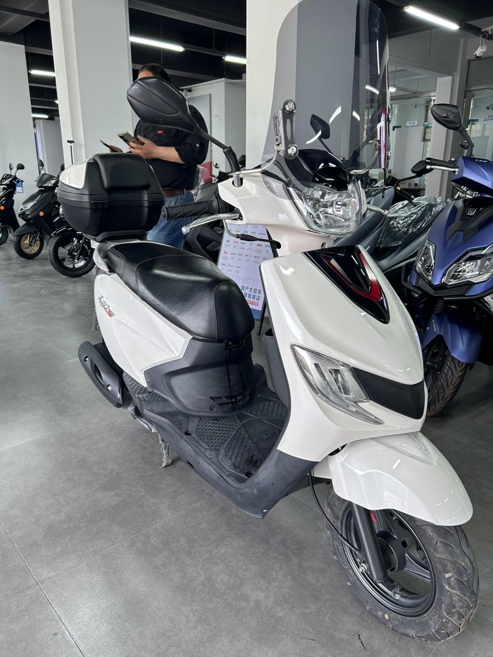 两台都是两年多外观都是9.5成新的小踏板,铃木小海豚110,豪爵vf125