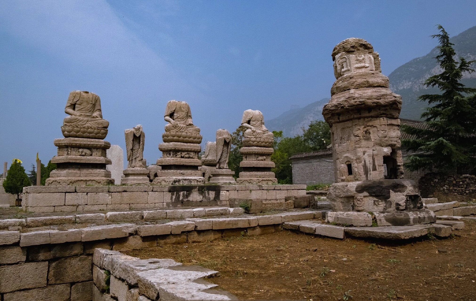 北响堂石窟下的常乐寺遗址,是现存最大的一处.