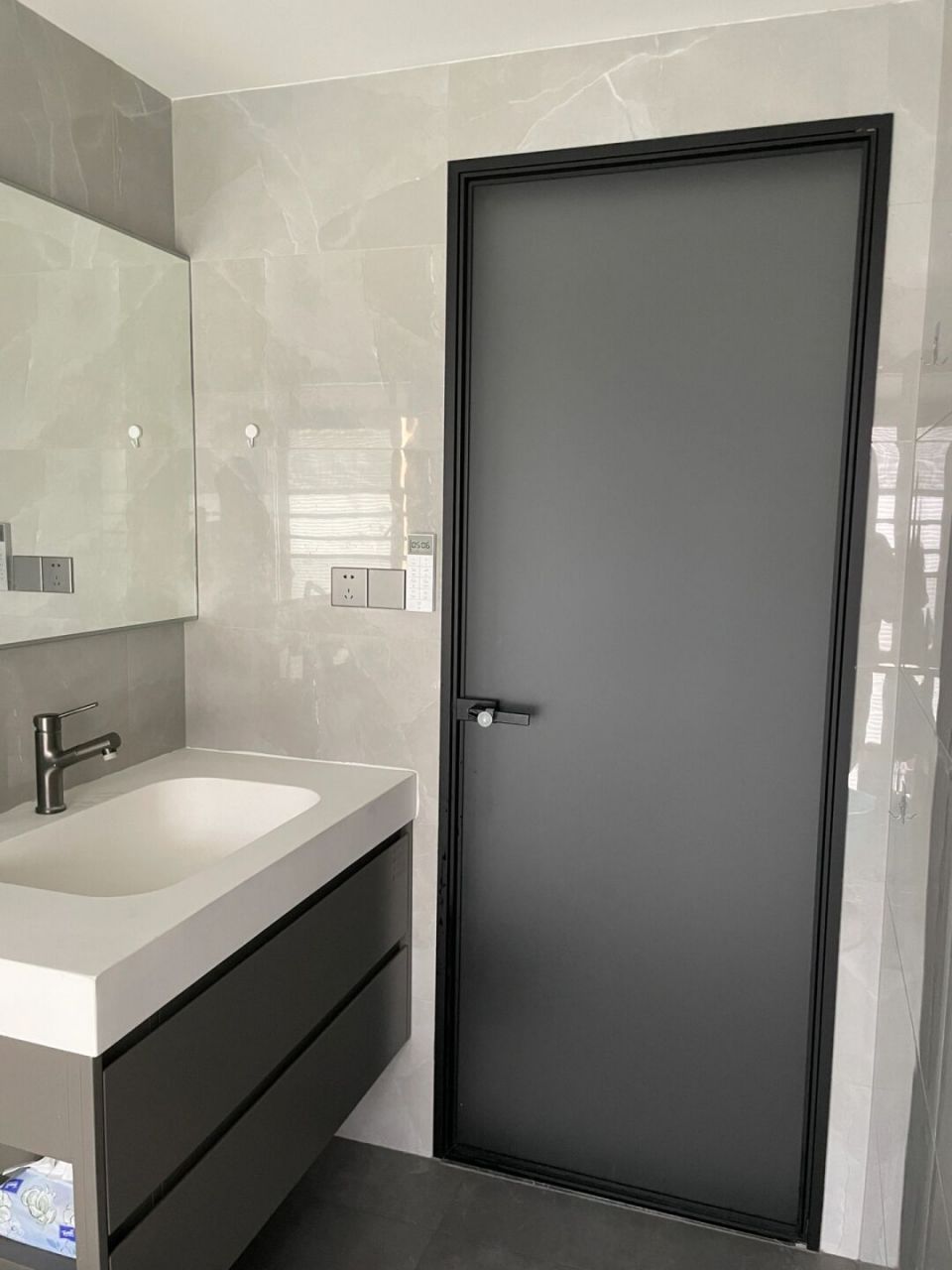 家里的这些门 卫生间 书房都是灰油砂玻璃门,没在贴砖之前只能做的双