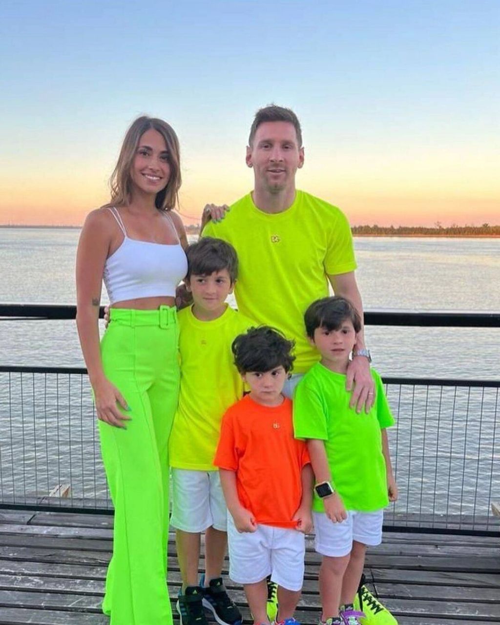 近日,梅西和妻子安东内拉参加了一场音乐派对,并在舞台上跳舞.