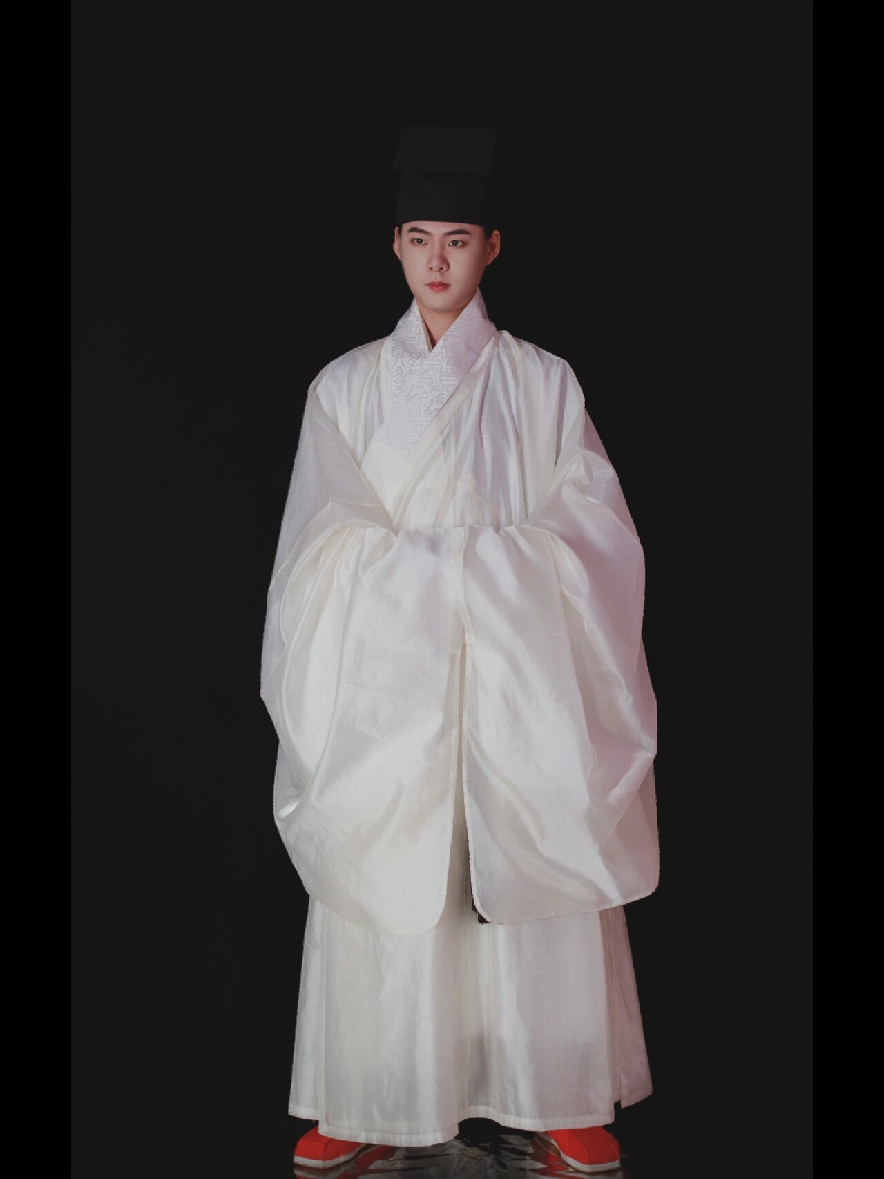 明·玉白色云纹纱道袍