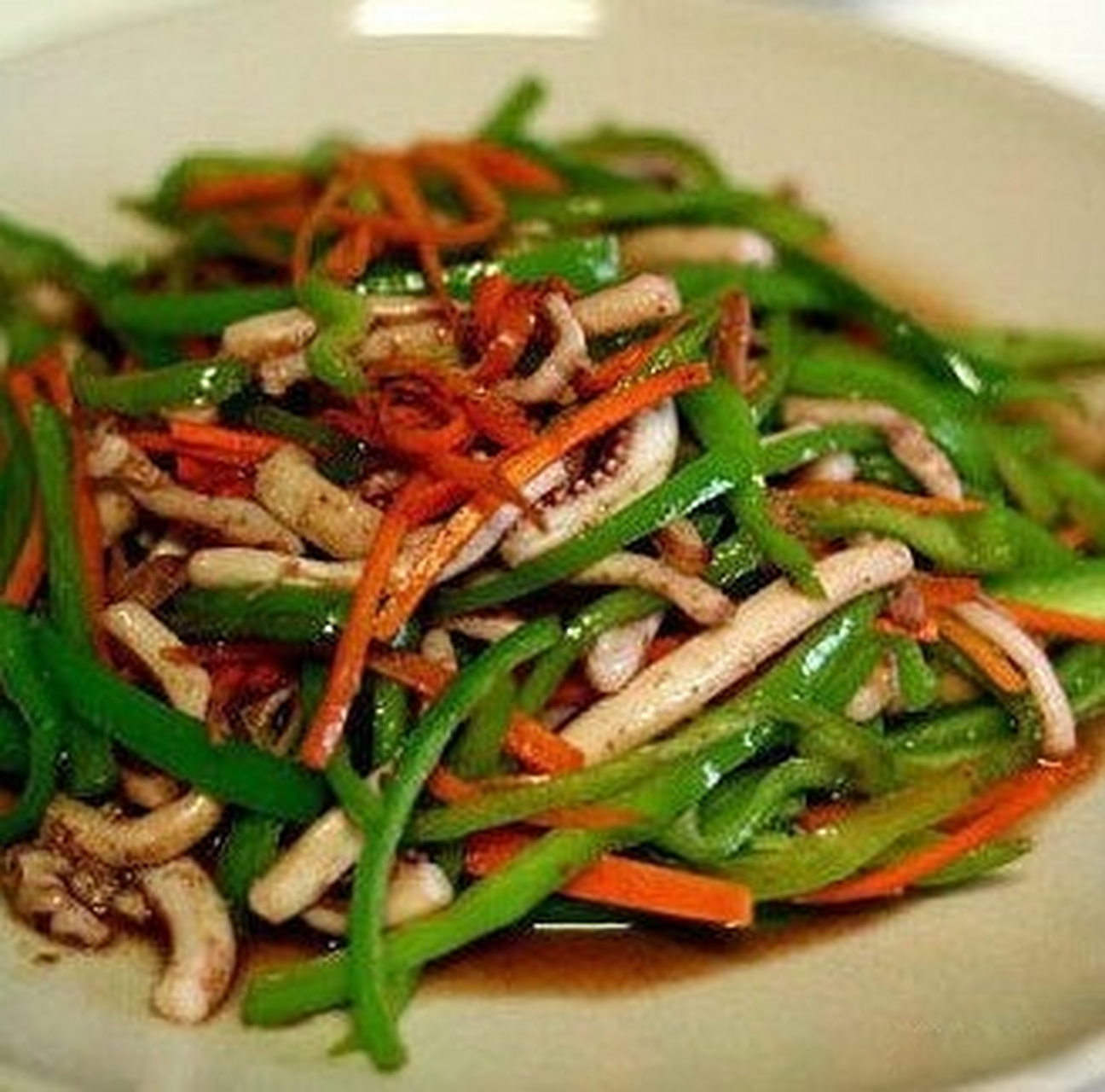 【青椒鱿鱼丝】做法1,鱿鱼去内脏洗净,切丝.