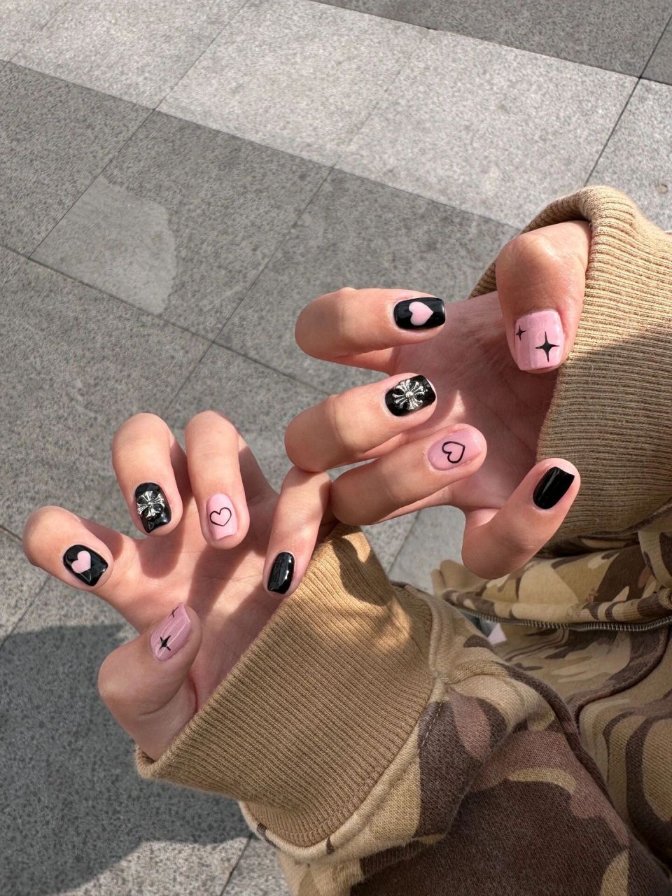 nails share|甜酷黑粉美甲9494 甜酷风美甲真的很吸晴呀~ 太显白