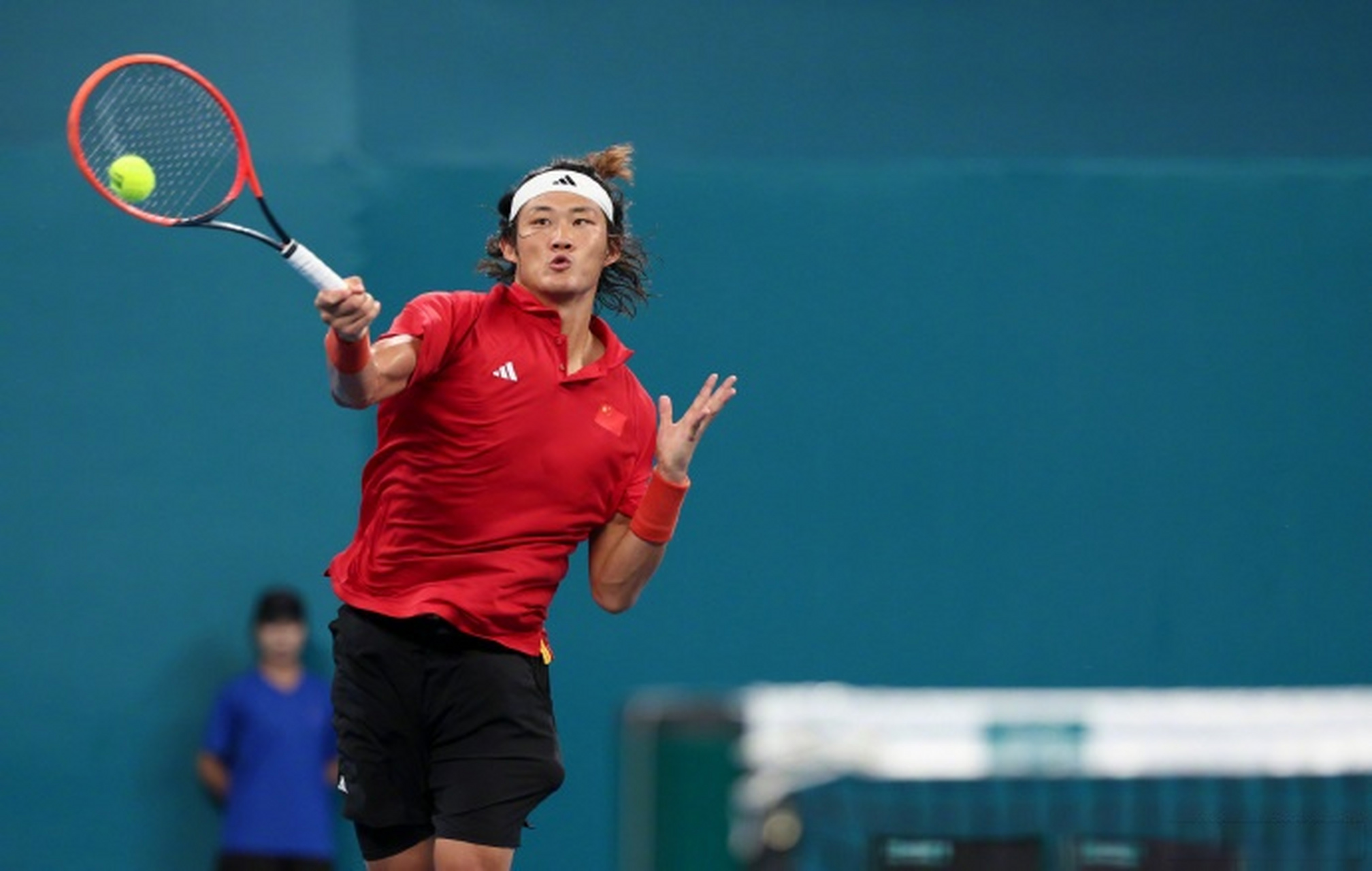 【#张之臻2比0战胜绵贯阳介# 夺网球男子单打金牌】在30日进行的杭州