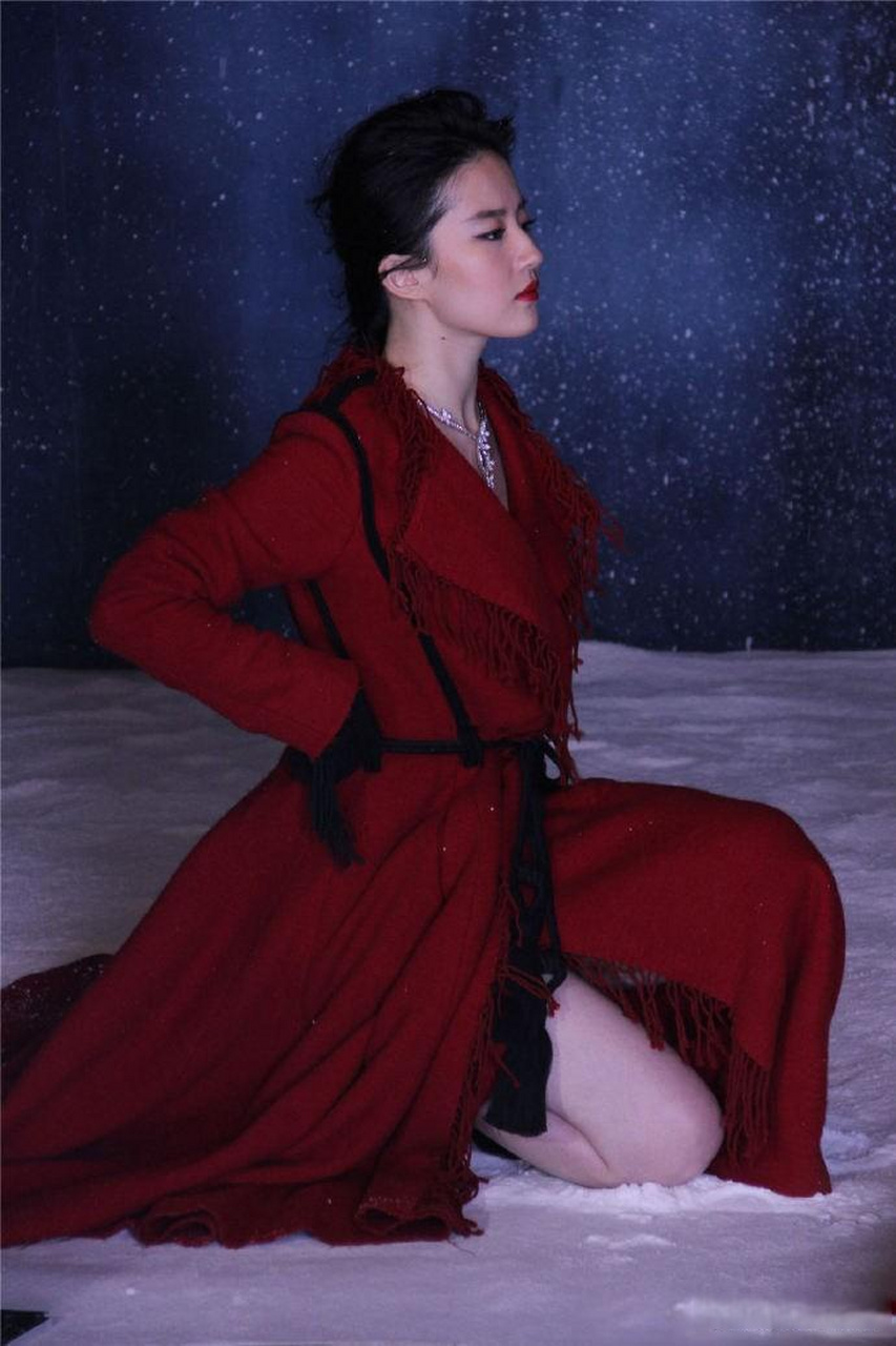 刘亦菲|天仙姐姐的生图,状态怎么样?红色的大衣穿出别样的时尚感.娱乐