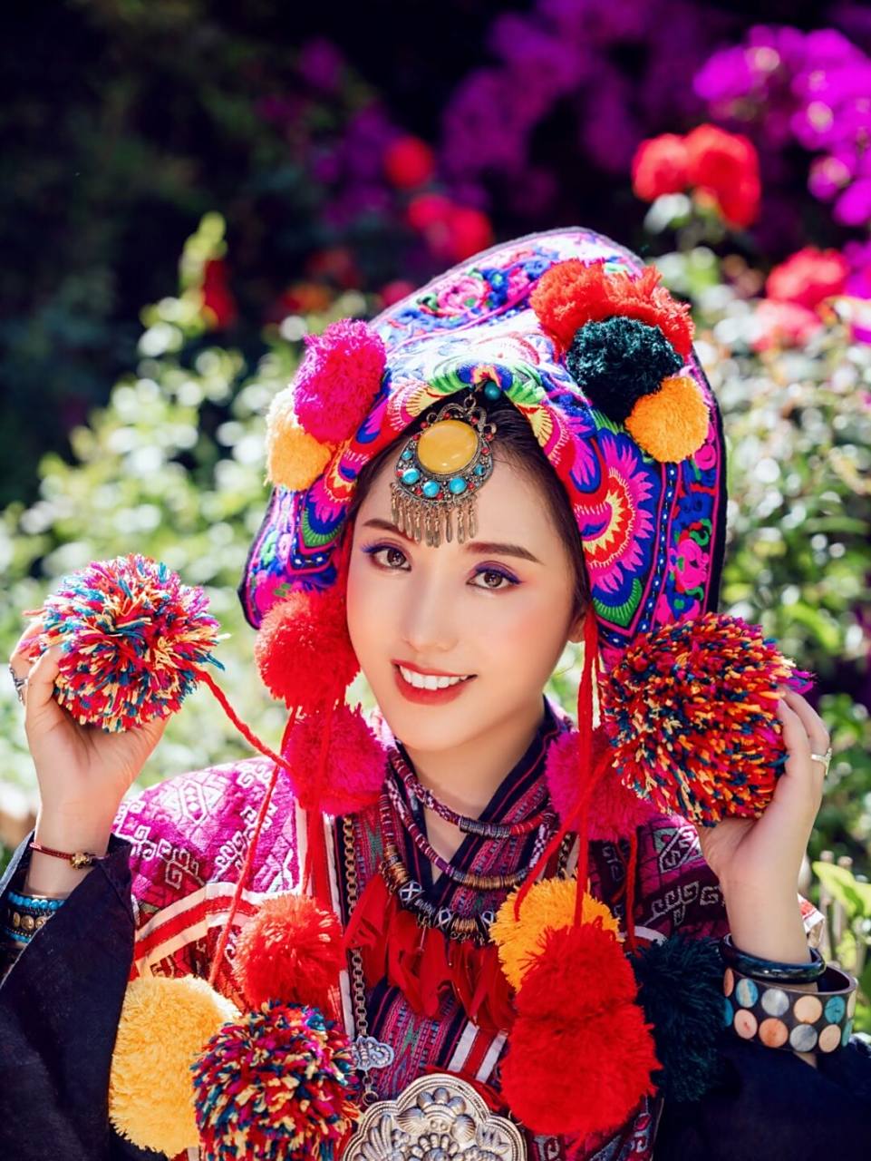 花苗族服饰 花苗,苗族六大支系之一,他们的服装非常艳丽,花色繁多