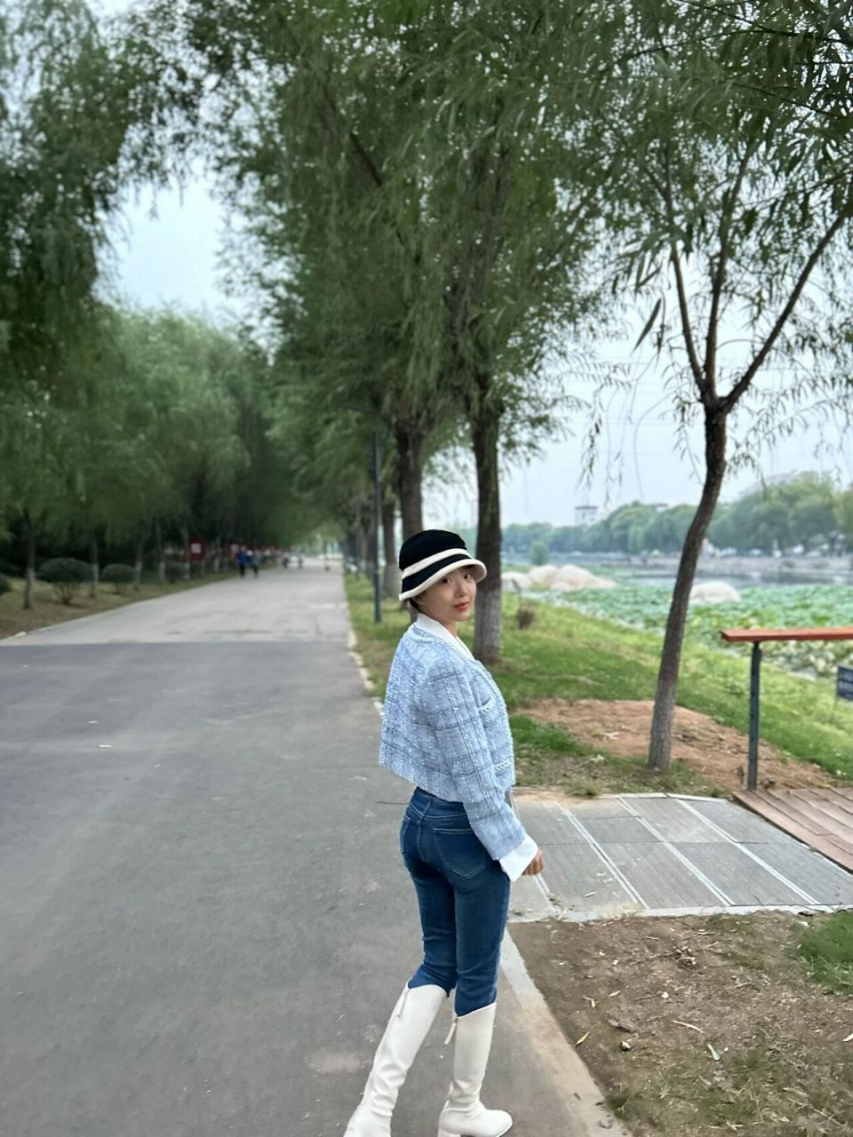 中老年穿搭&中老年拍照姿势 我们俩拍照差生又去作妖了,挺好,回来炒菜