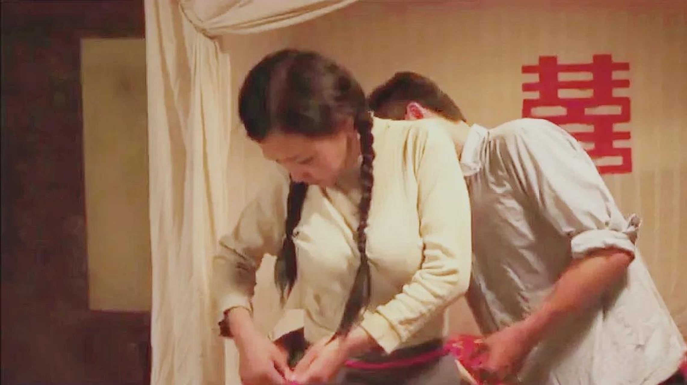 电影《系红裤带的女人》,一个留守在农村的女人是社会的一部分,也是