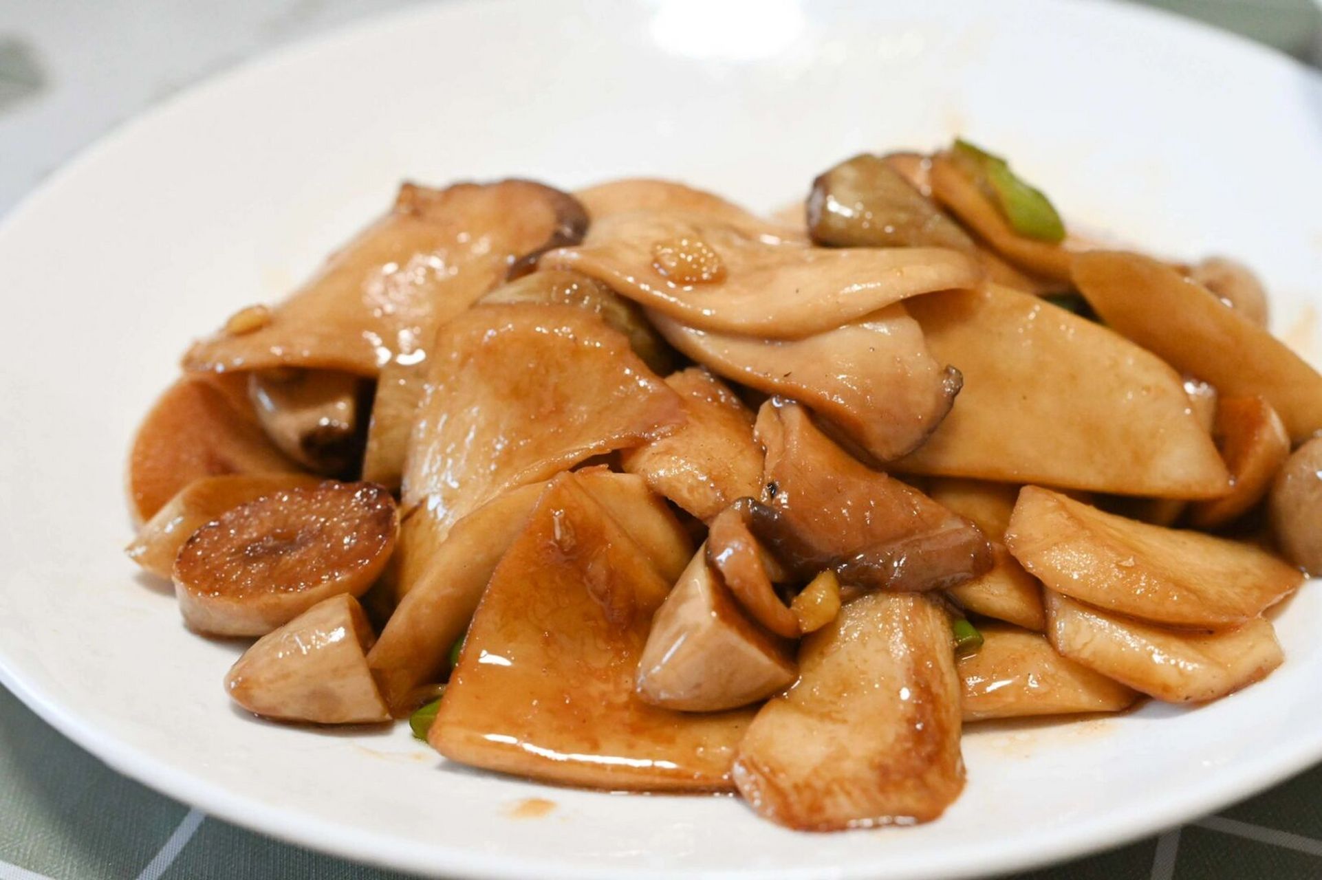 家常菜～腊八蒜炒杏鲍菇 不知道这道菜集美们吃过没有,之前在饭馆经常