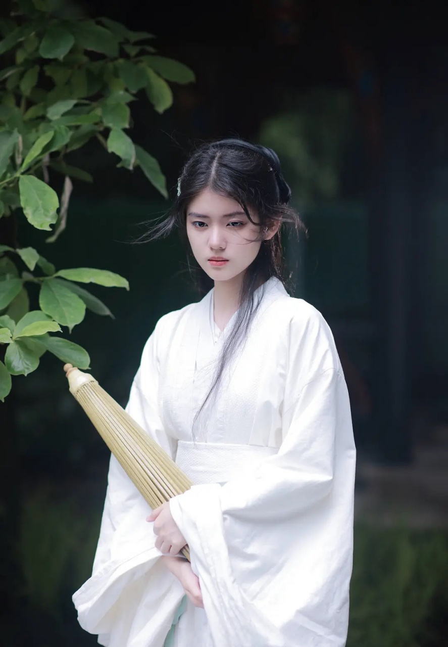 赵蕴卓和张婧仪是同一个类型,倔强小白花脸.适合演青春疼痛文学.