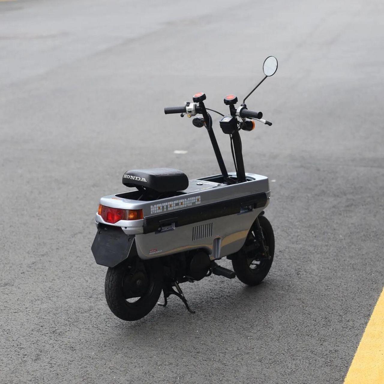 折叠小摩托生产于1981年,是本田的一款经典车型,采用两冲程48cc风冷