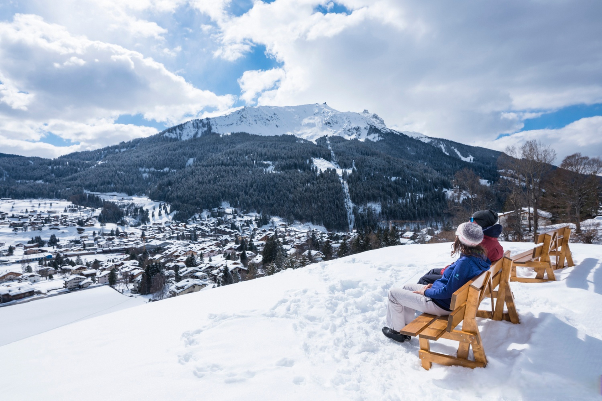 金色树林与漫山白雪相遇仿佛童话世界在瑞士9893格劳宾登州开启一