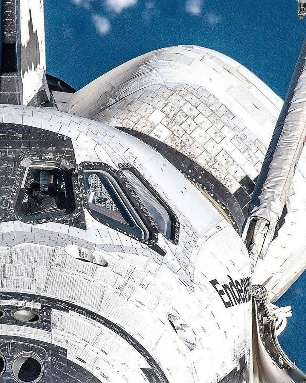 奋进号航天飞机特写